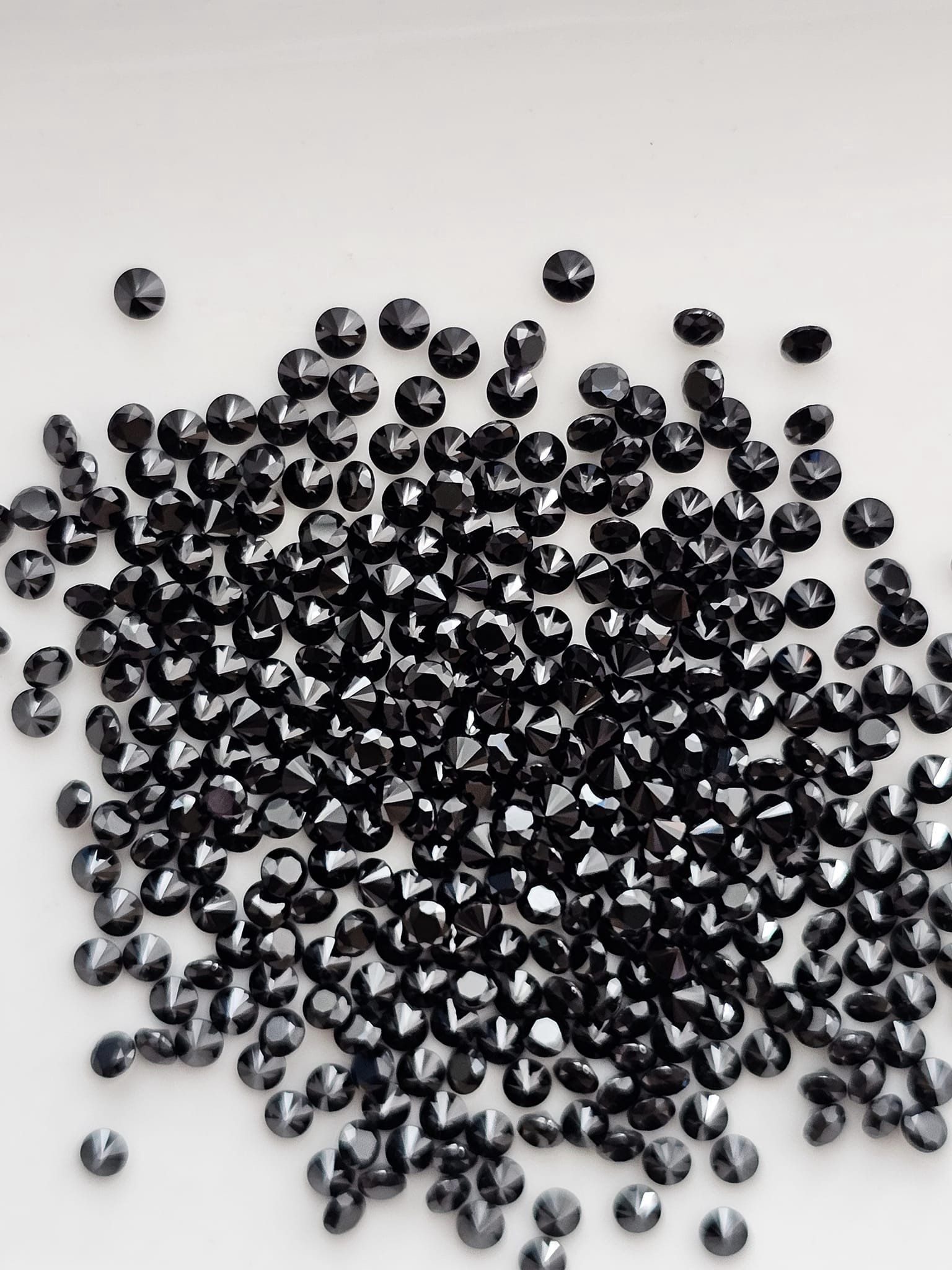 พลอยนิลกลมเจียรเหลี่ยม 2.2mm. 5 กะรัต