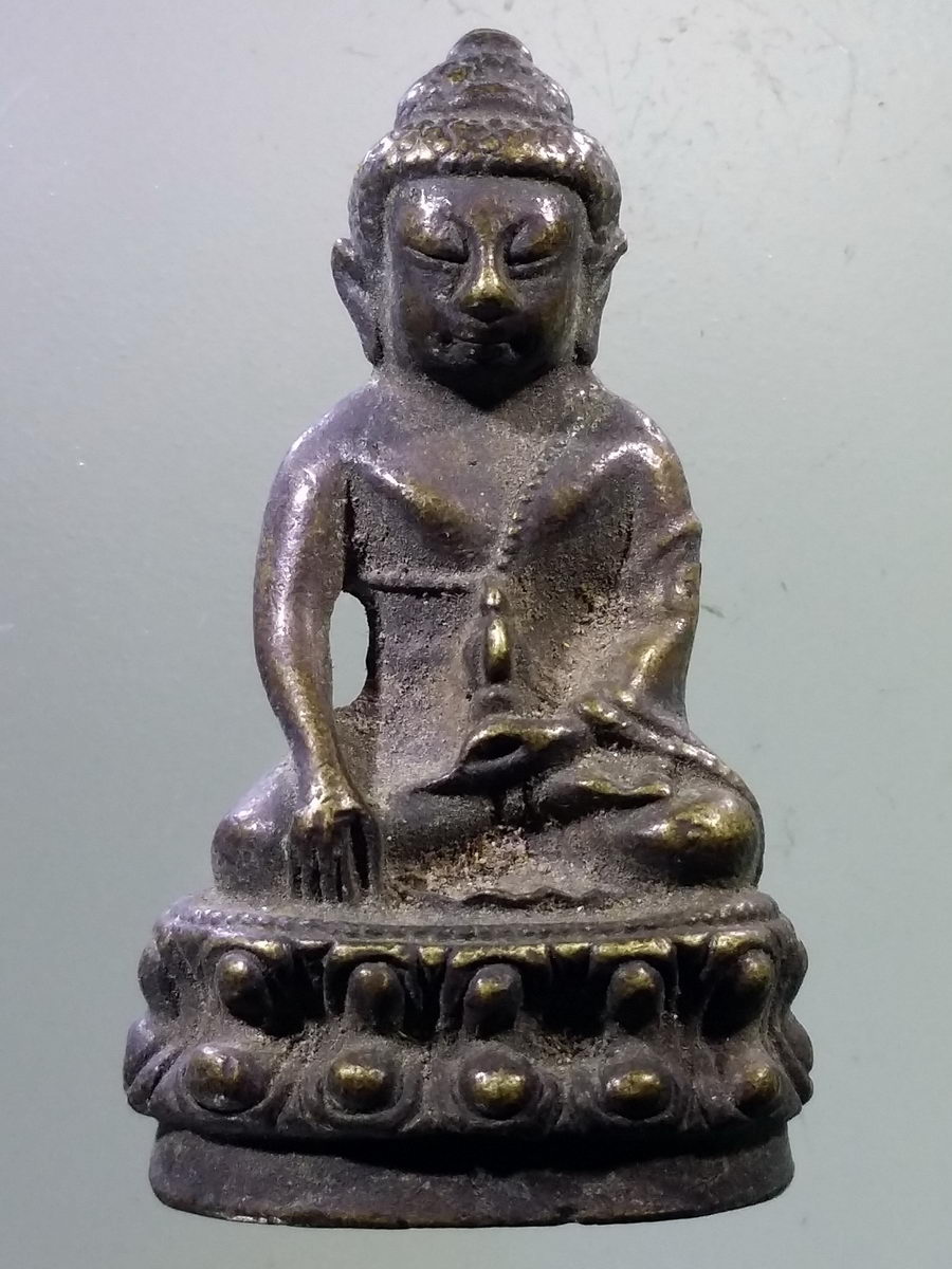 Antig FB 10539 พระกริ่ง หลังยันต์พุฒซ้อน ไม่ทราบที่ ยันต์คล้ายของหลวงพ่อแพ วัดพิกุลทอง จังหวัดสิงห์บุรี ผมหาข้อมูลทางอินเตอร์เน็ตไม่เจอครับ กริ่งเขย่าดังกังวาน