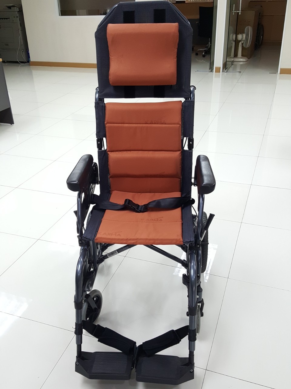 รถเข็นปรับเอน อลูมินัมอัลลอยด์ KARMA รุ่น VIP 515 (WheelChair KARMA VIP 515) ช่วยกระจายแรงกดทับขณะนั่ง แถมสายคาดรัดลำตัวกันตกจากวีลแชร์ ของแท้ รับประกันศูนย์ไทย 5 ปี