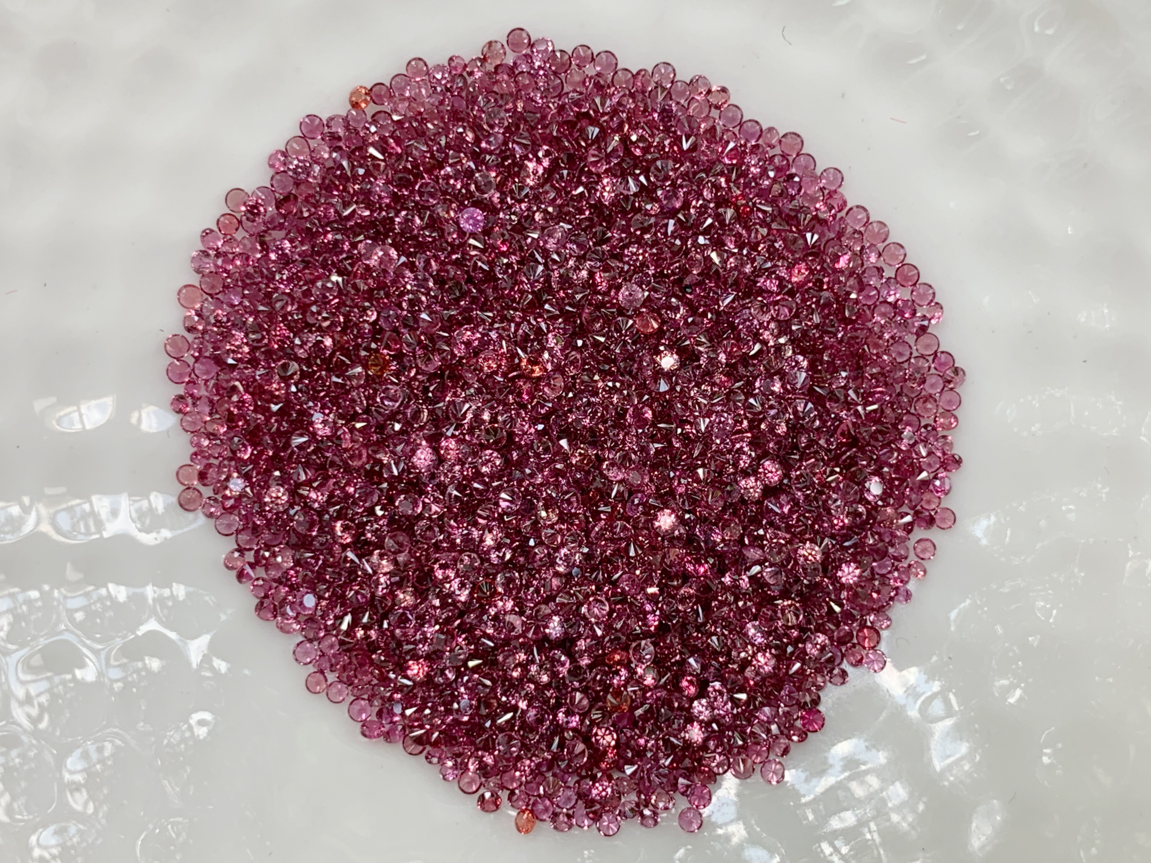 Red-Pink sapphire 1.0-1.1 mm. 1 กะรัต
