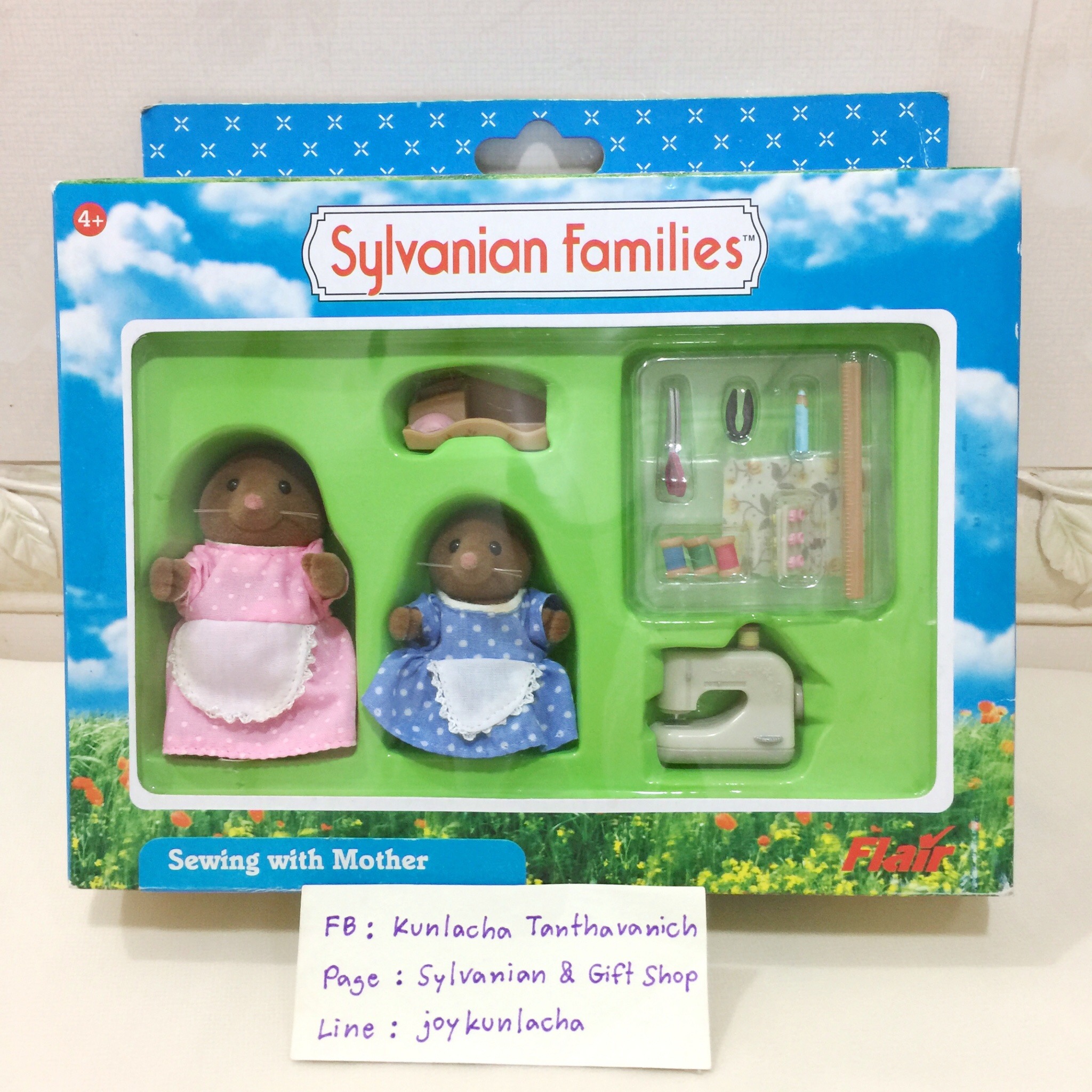 ชุดจักรเย็บผ้าและอุปกรณ์ พร้อมตุ๊กตาหนูนาคู่แม่ลูก ซิลวาเนียน Sewing with Mother : Sylvanian Families งานเก่าหายาก นักสะสมไม่ควรพลาดค่ะ