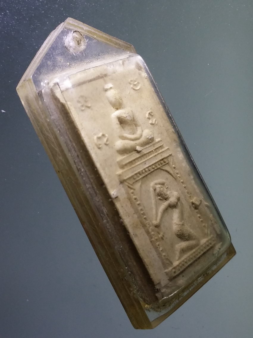 Antig LSD 020 พระพุทธเจ้าชนะมารเนื้อผง ยันต์กลับ เลี่ยมเดิมพร้อมใช้ พระมีรอยกระเทาะ พิจารณาก่อนเช่าบูชานะครับ พระรายการนี้ให้เช่าบูชาแล้ว