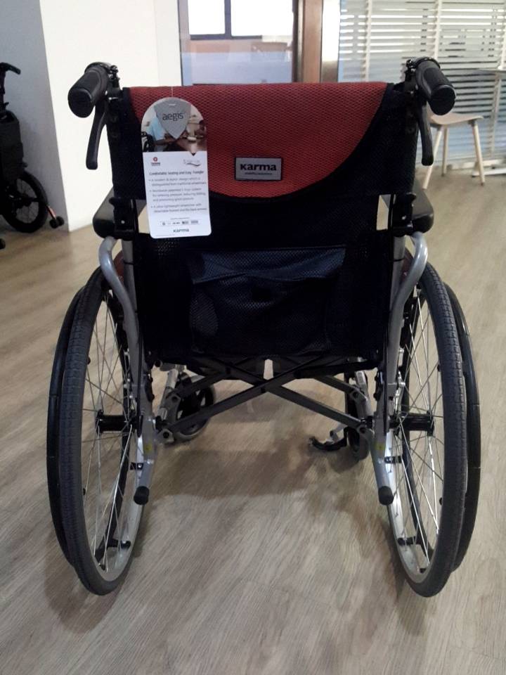 รถเข็นอลูมินัมอัลลอยด์คาร์ม่า รุ่น S-Ergo 125 (WheelChair KARMA S-Ergo 125) ถอดชิ้นส่วนได้ เปิดที่พักแขนขึ้นได้ สะดวกต่อการเคลื่อนย้ายผู้ใช้งาน นั่งสบาย รองรับน้ำหนักสูงสุด 115 กิโลกรัม ของแท้ รับประกันศูนย์ไทย 5 ปี