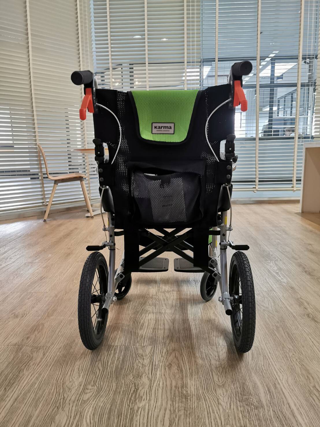 รถเข็นวีลแชร์น้ำหนักเบา พับได้ อลูมินัมอัลลอยด์คาร์ม่า รุ่น Ergo Lite (WheelChair KARMA Ergo Lite) น้ำหนักเบาเพียง 8.5 กก. เบากว่าทุกรุ่นของคาร์ม่า เหมาะสำหรับเดินทาง ของแท้ รับประกันศูนย์ไทย 5 ปี (รุ่นยอดนิยม)