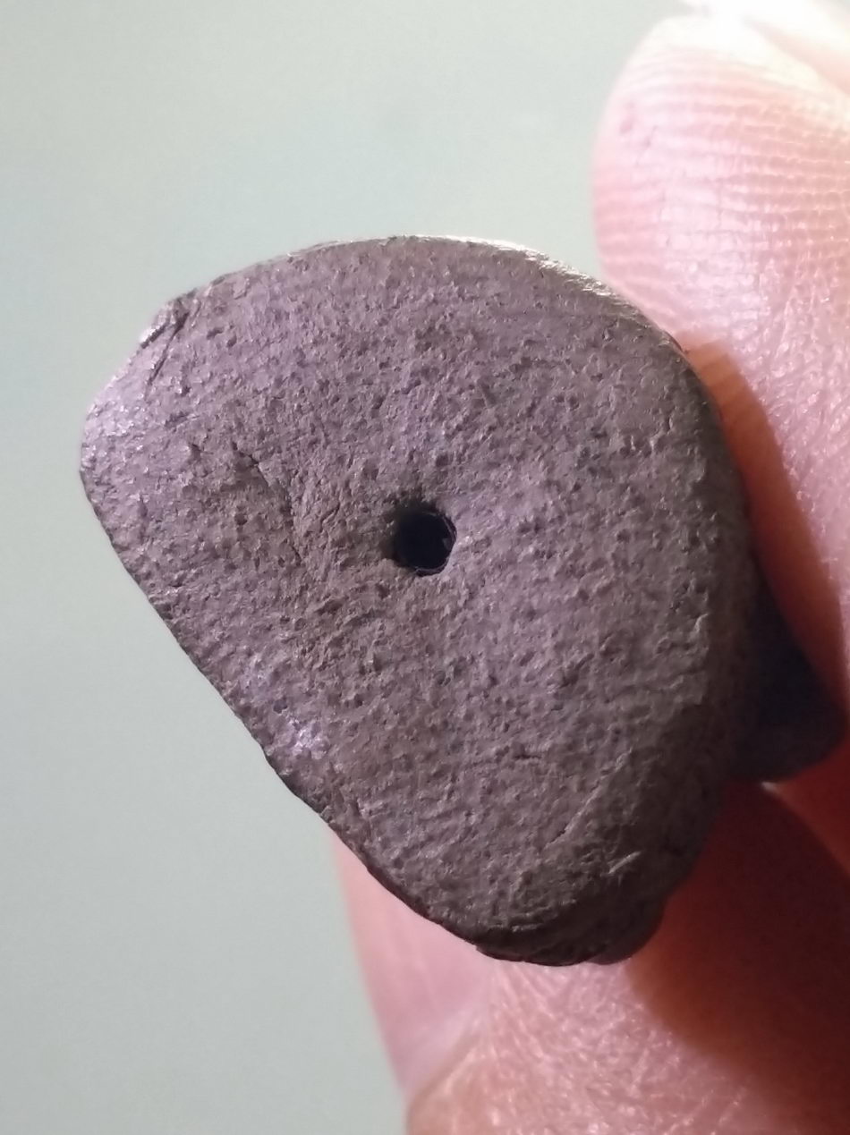 รหัสสินค้า พระเนื้อดิน เนื้อผง เนื้อว่าน 164 รูปหล่อลอยองค์ ผสมผงเก่าหลวงปู่ทวด พระอาจารย์นอง วัดทรายขาว จังหวัดปัตตานี ใต้ฐานมีรู สำหรับงัดออกจากแม่พิมพ์ กดโค้ดด้านหลัง ขนาดเทียบกับเหรียญบาท หายากสร้างน้อย ไม่ค่อยพบเจอ