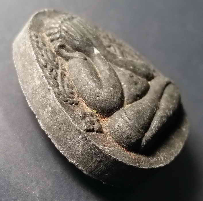 รหัสสินค้า ปัตตานี 011 พระปิดตาเนื้อผง หลวงปู่ทวด วัดช้างให้ จังหวัดปัตตานี สร้างปี 2538 ที่ระลึกเฉลิมพระเกียรติครองราช 50 พรรษา พระรายการนี้ให้เช่าบูชาแล้ว