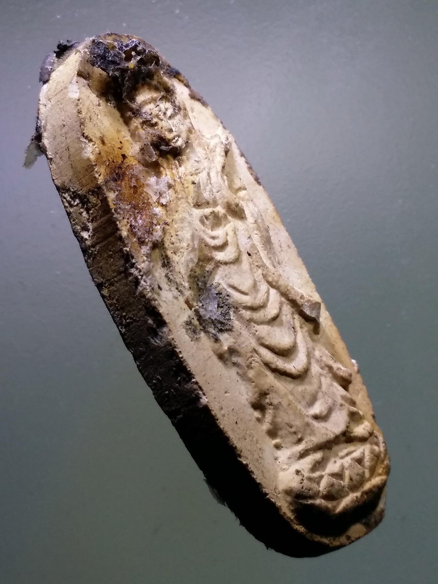 รหัสสินค้า พระเนื้อดิน เนื้อผง เนื้อว่าน 8307 เจ้าแม่กวนอิม เนื้อผง วัดโพธิ์แมนคุณาราม ด้านหลังมีรอยคราบกาว เนื่องจากแกะออกจากรถยนต์