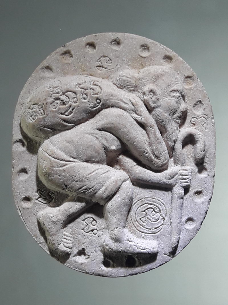 รหัสสินค้า พระเนื้อดิน ผง ว่าน 10426 พ่อปู่ชูชก เนื้อผงพุทธคุณ หลังยันต์ วัดแม่ศรีเมือง