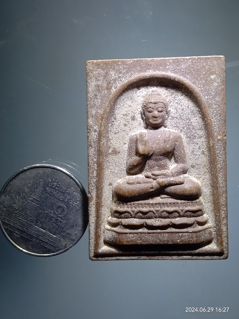 รหัสสินค้า พระเนื้อดิน เนื้อผง เนื้อว่าน 355 พระพุทธเนื้อผง ปางประทานพร หลังสมเด็จพระเจ้าตากสินมหาราช ไม่ทราบที่ ขนาดเมื่อเทียบกับเหรียญบาท