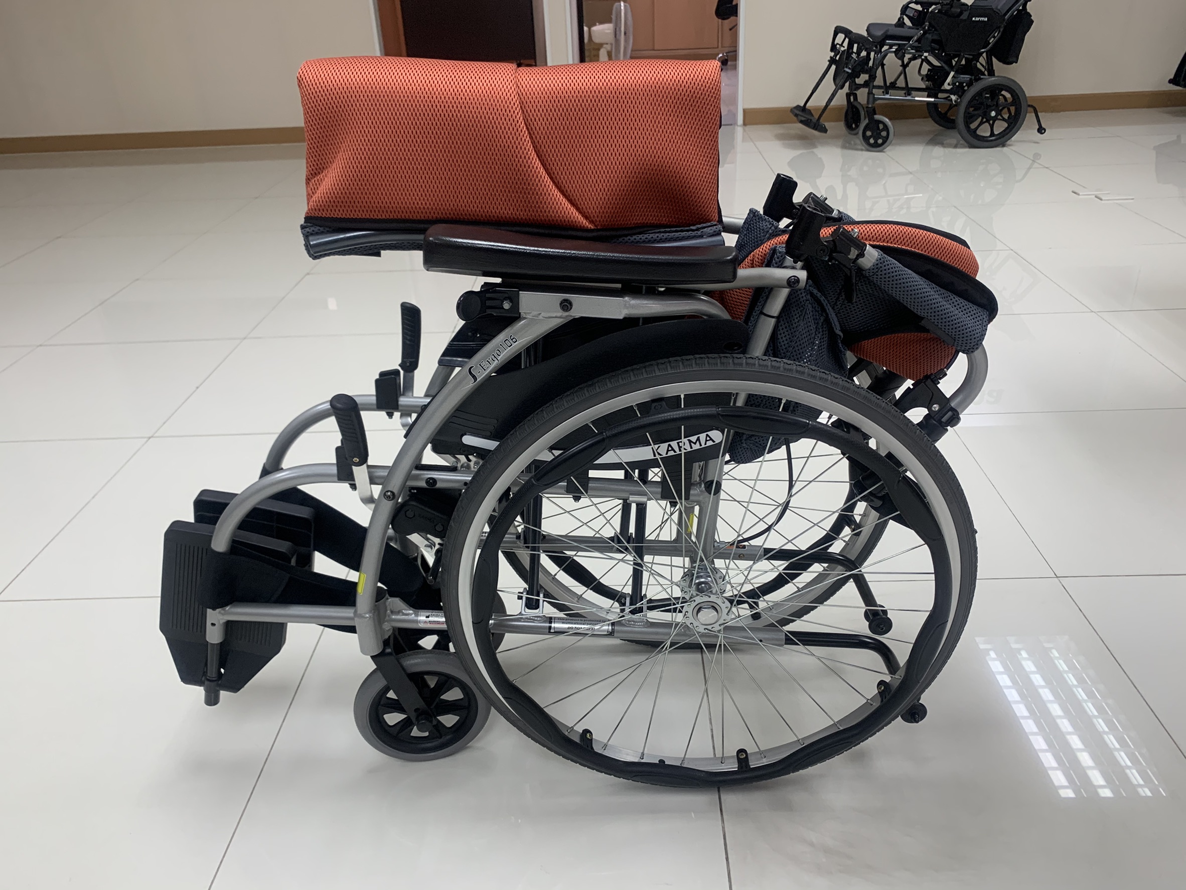 รถเข็นอลูมินัมอัลลอยด์คาร์ม่า Karma รุ่น S-Ergo 106 (WheelChair KARMA Ergo 106) ผู้ใช้งานหน้าท้องใหญ่ นั่งสบาย พนักพิงหลังปรับเอนได้ 3 ระดับ ของแท้ รับประกันศูนย์ไทย 5 ปี