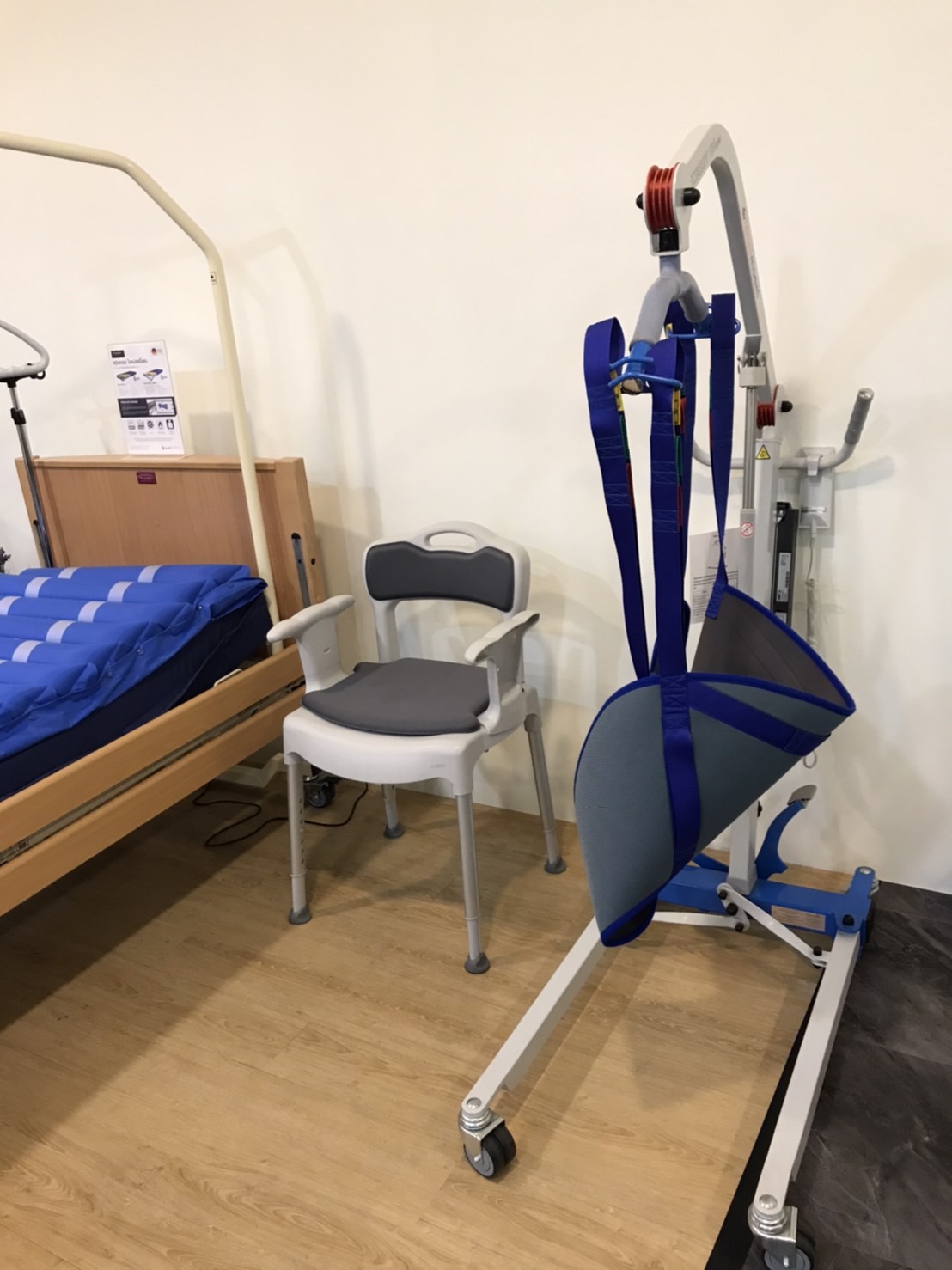 เก้าอี้นั่งถ่าย เก้าอี้อาบน้ำ พับได้ อเนกประสงค์ 3 in 1 อีแทค คอมโหมด สวิฟท์ (Etac Commode Swift) ถอดชิ้นส่วนได้ พกพาสะดวก แบรนด์คุณภาพสูงจากประเทศสวีเดน รับประกันศูนย์ไทย 1 ปี (รุ่นยอดนิยม)