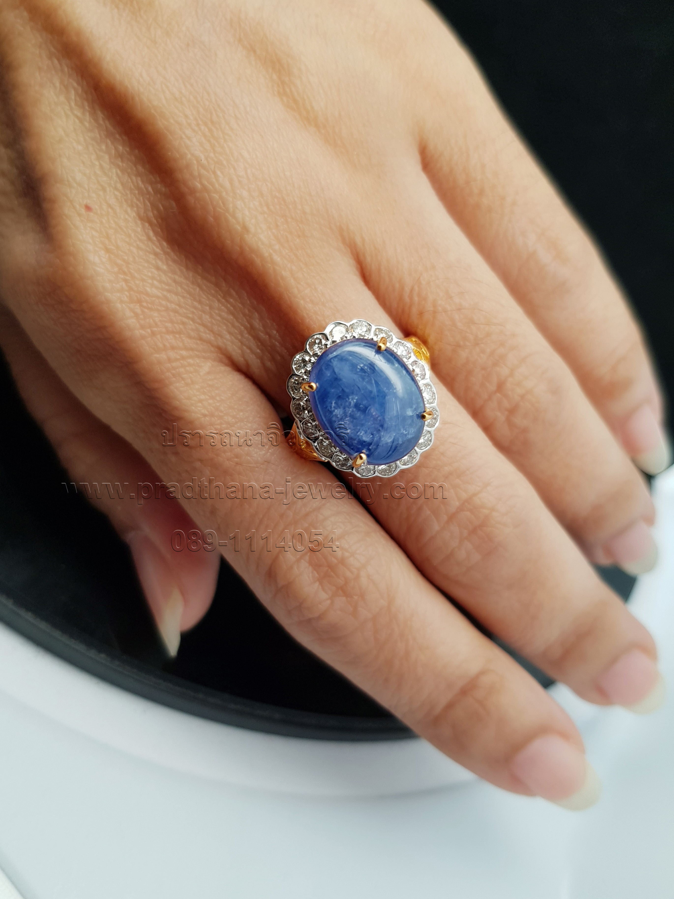 แหวนไพลินนิหล่าล้อมเพชร