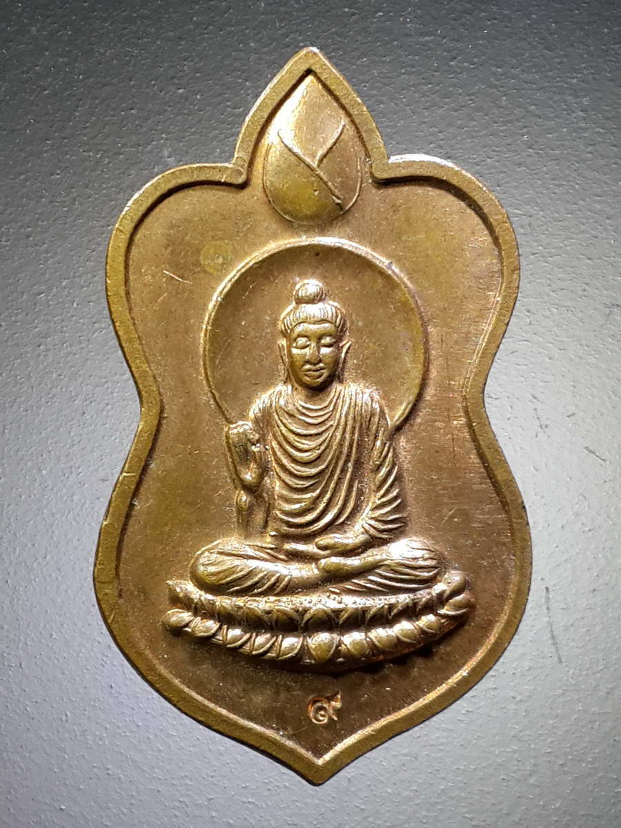 รหัสสินค้า เหรียญพระพุทธ 2496 เหรียญพระพุทธปางประทานพร สร้างถวาย วัดเขาวงกฎ ตำบลสนามแจง อำเภอบ้านหมี่ จังหวัดลพบุรี ตอกโค๊ต เลข ๙