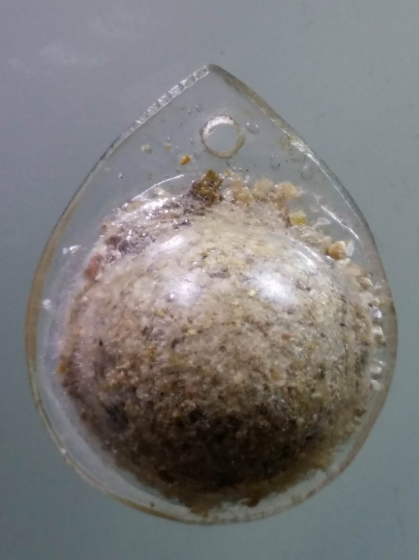 antig FB 351 เม็ดพระธาตุ เลี่ยมพลาสติกเก่า มาแต่เดิม (ผมเองไม่ทราบว่าใช่เม็ดพระธาตุ หรือเปล่านะครับ เจ้าของเดิมบอกแบบนั้น) ส่วนตัวผมเองดูคล้าย กรวด ทราย ลองพิจารณาดูครับ ไม่แพง พระรายการนี้ให้เช่าบูชาแล้ว