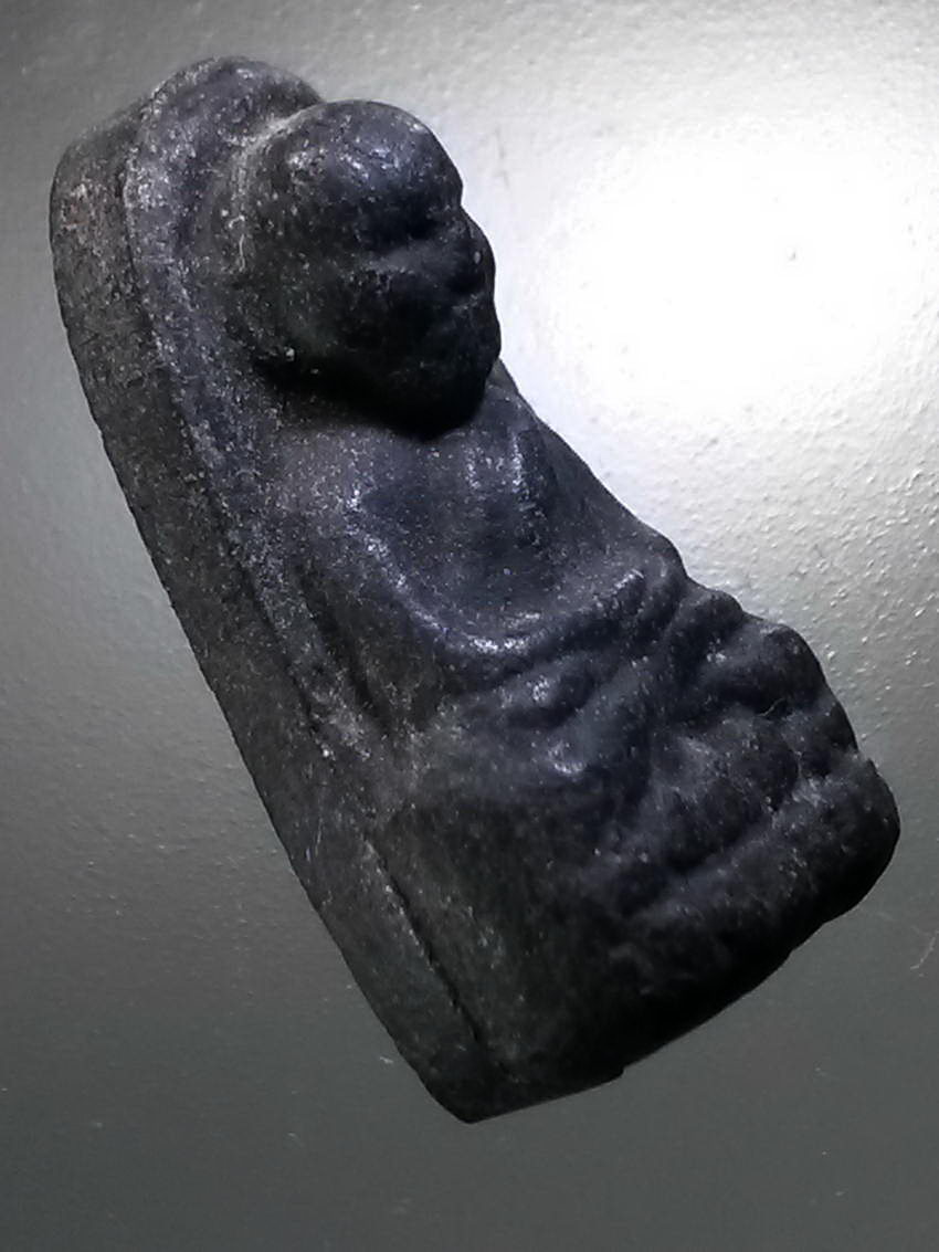 รหัสสินค้า หลวงปู่ทวด วัดต่างๆ 493 หลวงปู่ทวดเนื้อผงใบลาน พิมพ์พระรอด ที่ระลึกสร้างอุโบสถ กาญจนาภิเษก วัดอัมพุวราราม จังหวัดปทุมธานี