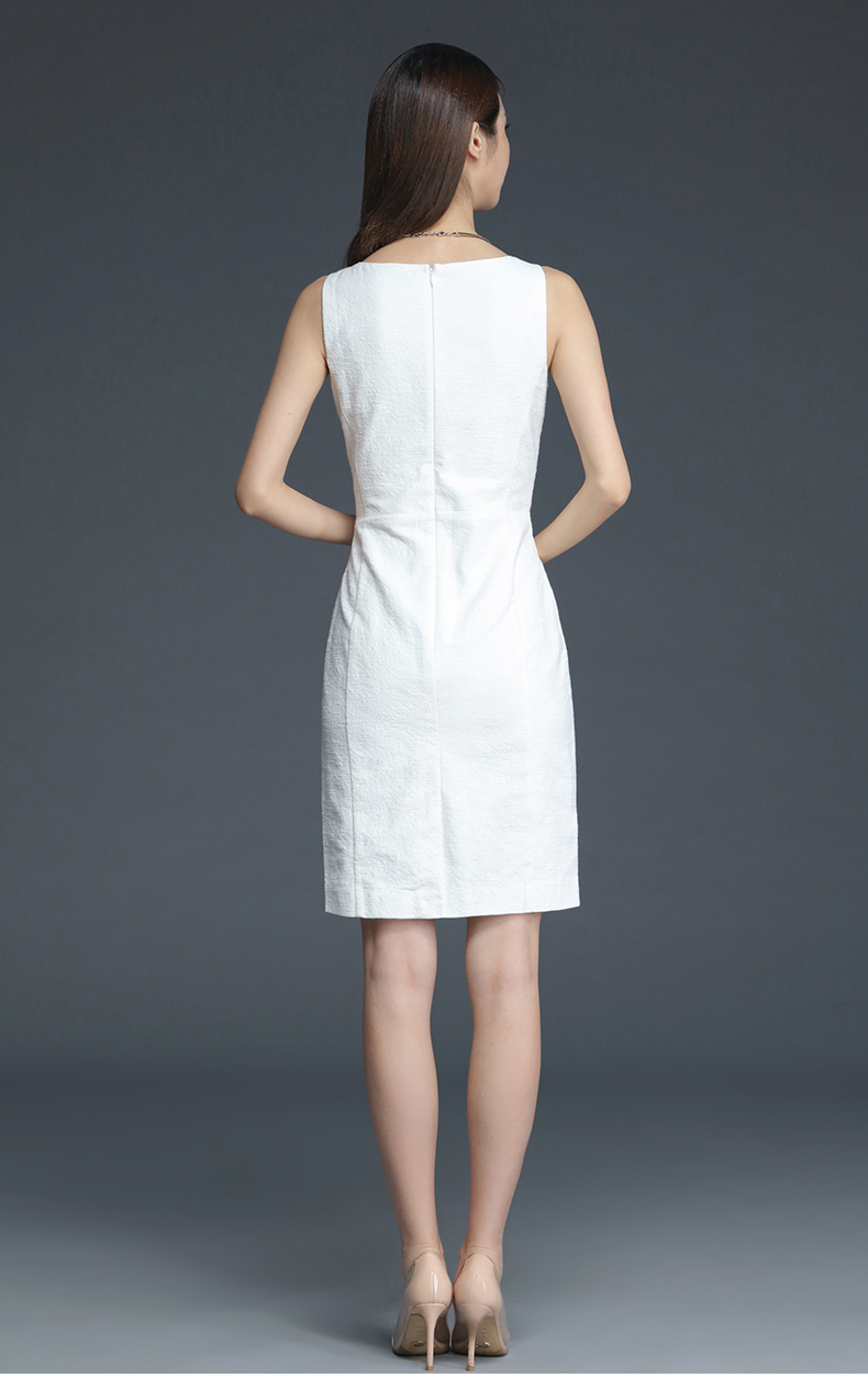 ชุดเดรสไม่มีแขน สไตล์เรียบหรู ดูแพง