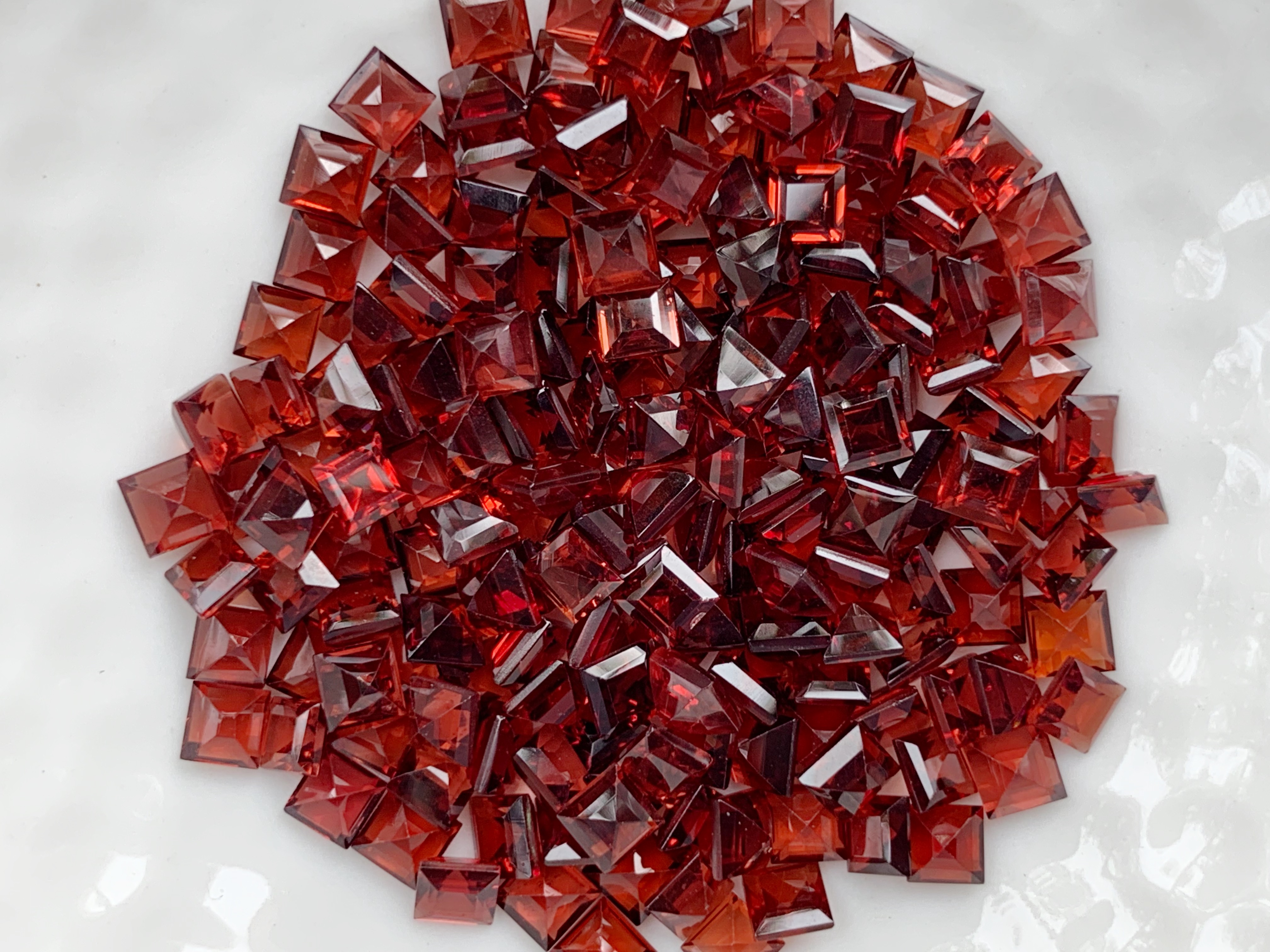 โกเมนสี่เหลี่ยม 3 มม. 5 กะรัต