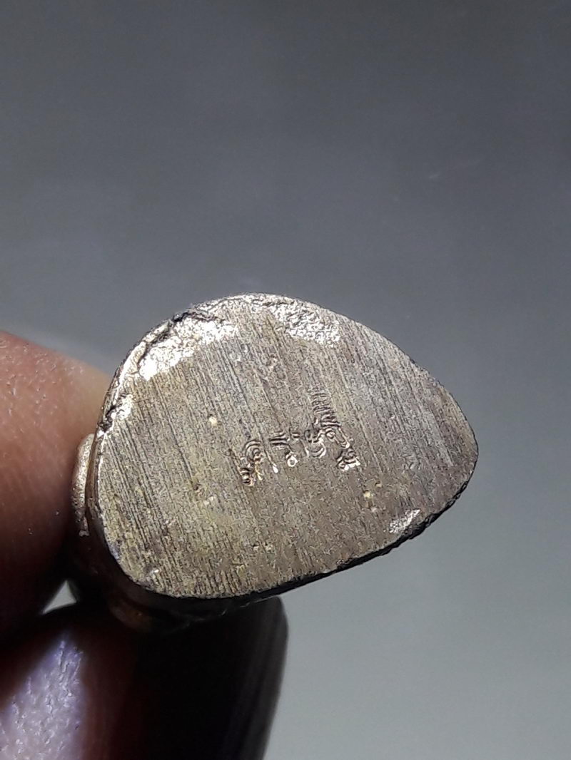 รหัสสินค้า พระมีกล่อง 253 รูปหล่อหลวงพ่อเงิน วัดบางคลาน ออกวัดวิจิตราราม จังหวัดพิจิตร สร้างปี 2558 รุ่นเศรษฐีใหม่ ตอกโค๊ตใต้ฐาน ขนาดเทียบกับเหรียญบาท กล่องเดิม