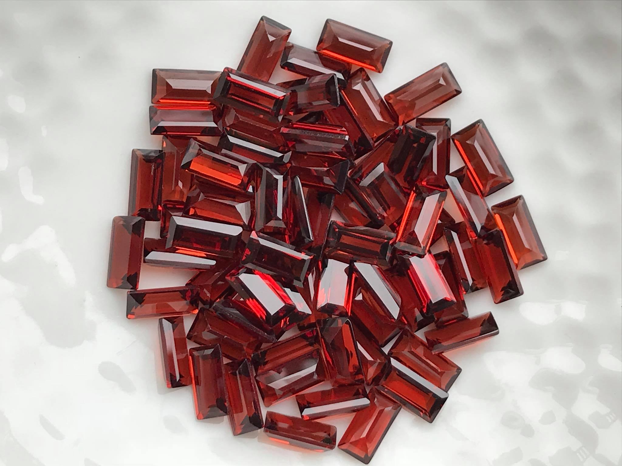 โกเมนสี่เหลี่ยมผืนผ้า 6x3mm. 5 กะรัต