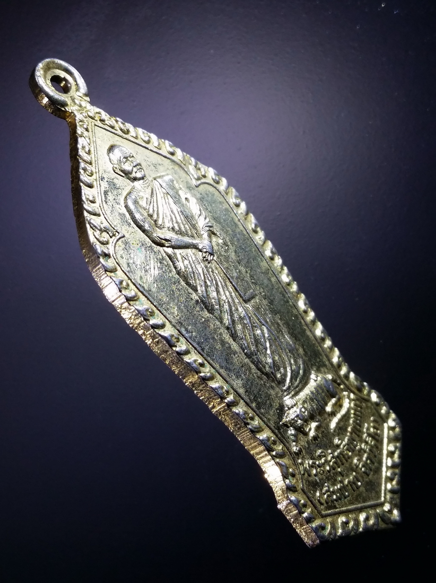 antig FB 181 เหรียญกะไหล่ทองพิมพ์ยืน หลวงพ่อสมชาย วัดเขาสุกิม จังหวัดจันทบุรีสร้างปี 2537 รุ่นโชคดี เจริญรุ่งเรือง เหลือกิน เหลือใช้