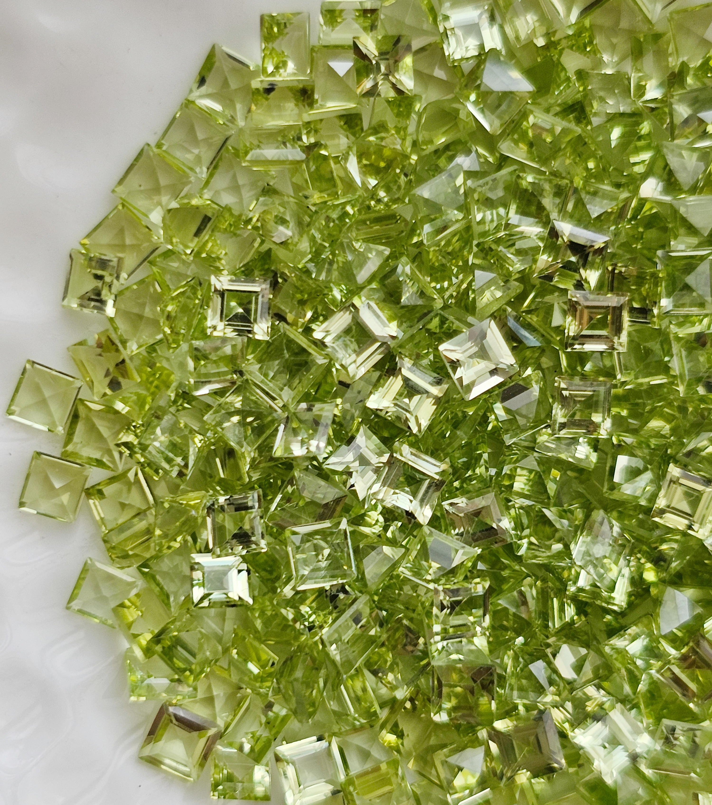 เพอริดอทสี่เหลี่ยม 2.5x2.5mm. 5 กะรัต