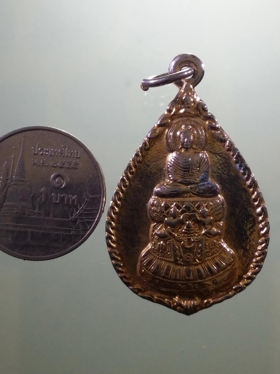 รหัสสินค้า เหรียญพระพุทธ 4120 เหรียญหยดน้ำกะไหล่ทอง พระพุทธเจ้า มหาศาสดาโลก นั่งบนบัลลังก์ดอกบัว เปล่งประกายรัศมี หลังยันต์สมปรารถนา วัดโกรกตารอด จังหวัดกาญจนบุรี