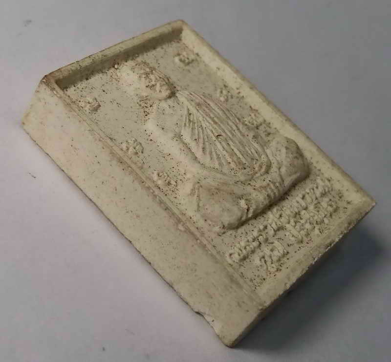 รหัสสินค้า นครราชสีมา 002 พระผงแจกทาน หลวงพ่อคูณ วัดบ้านไร่ จังหวัดนครราชสีมา พระเครื่องรายการนี้ ให้เช่าบูชาแล้ว