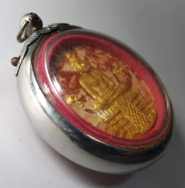 รหัสสินค้า นครปฐม 020 หลวงพ่อวัดไร่ขิง เนื้อผงก้นครก ทาทองบรอนซ์ อำเภอสามพราน จังหวัดนครปฐม มาพร้อมเลี่ยมตลับผ่าหวาย พระรายการนี้ให้เช่าบูชาแล้ว