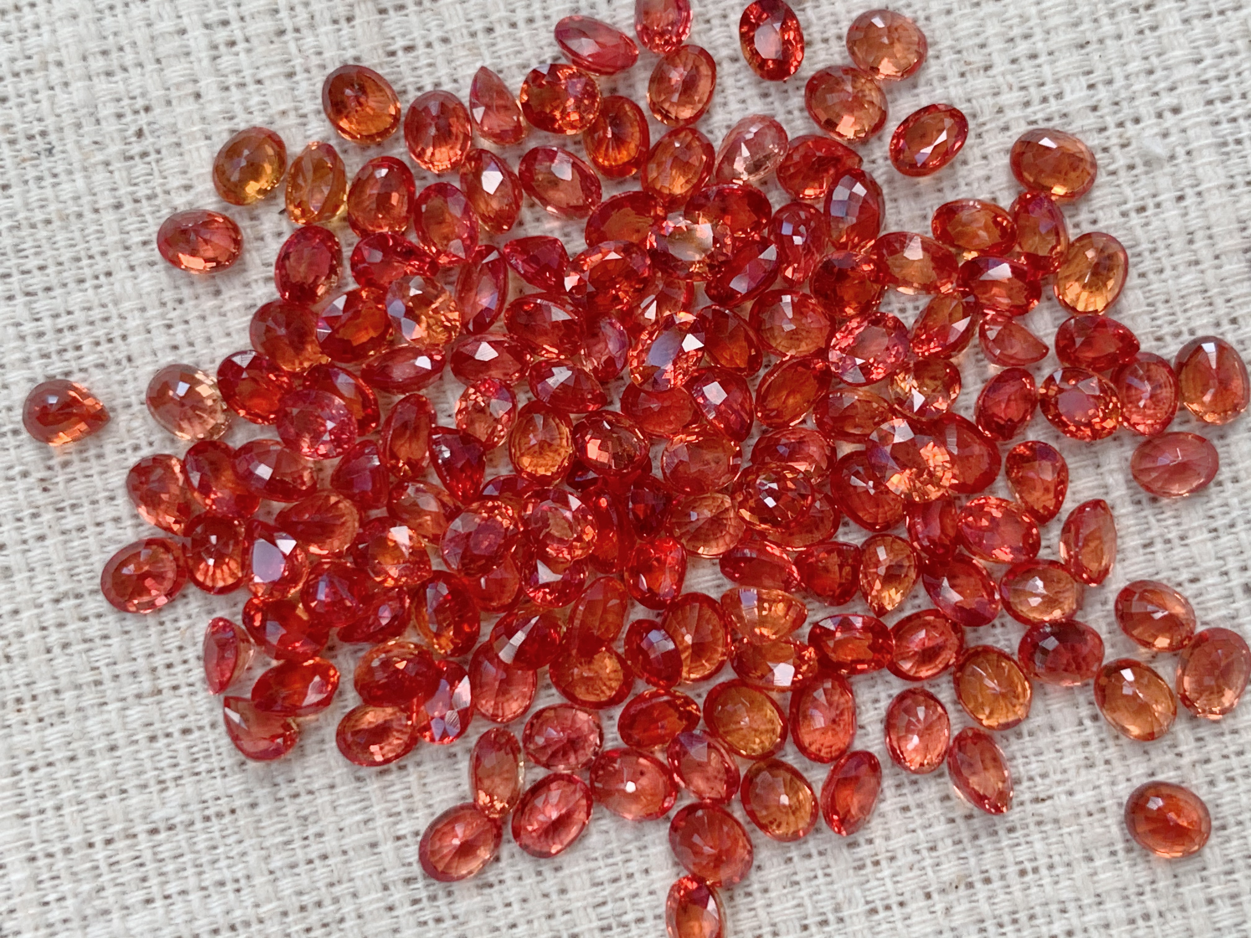 บุษราคัมส้มไข่ 4x3 mm. 1 กะรัต