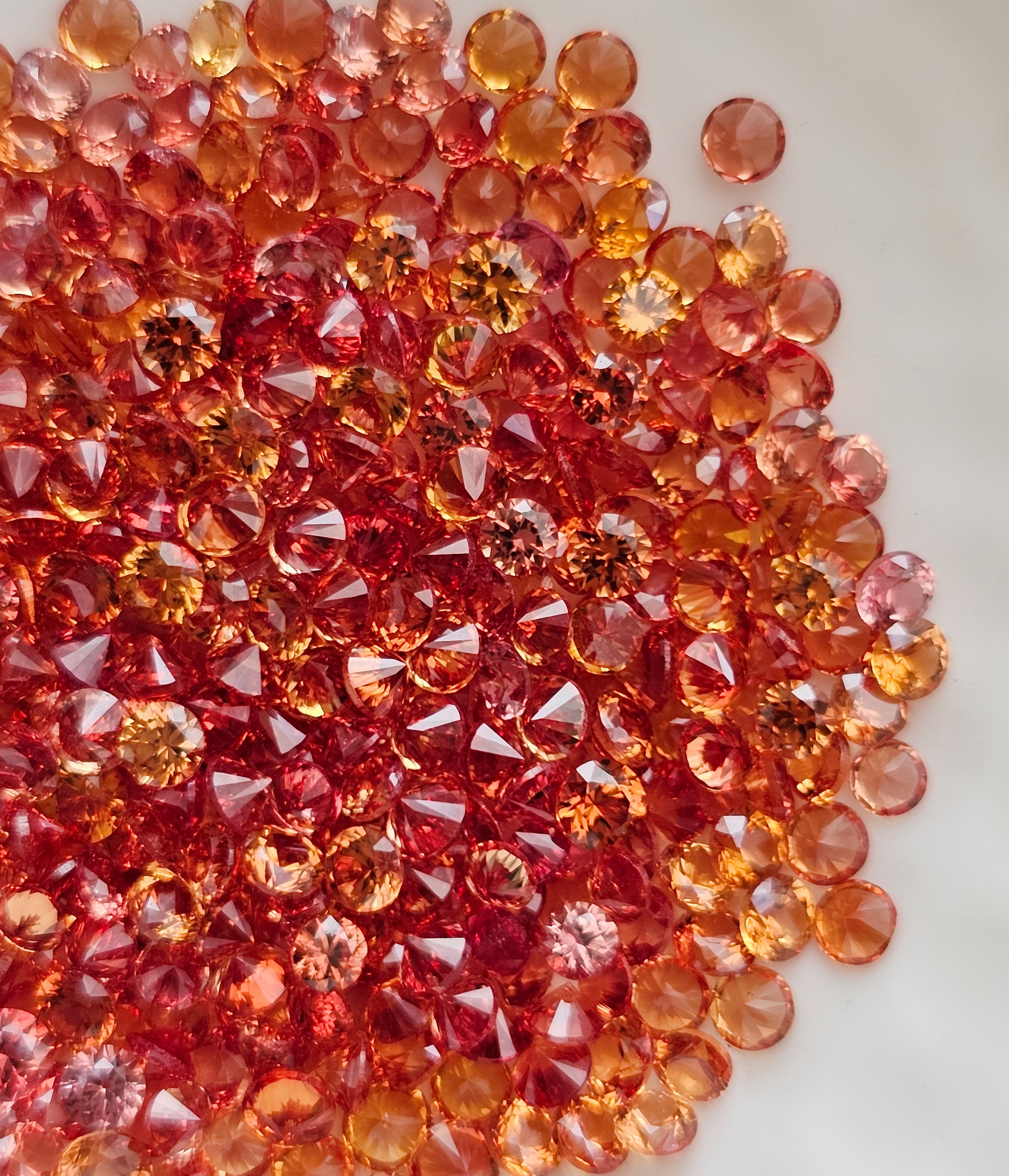 แซฟไฟร์ส้มอมเหลืองกลม 2.3-2.7mm. 1 กะรัต