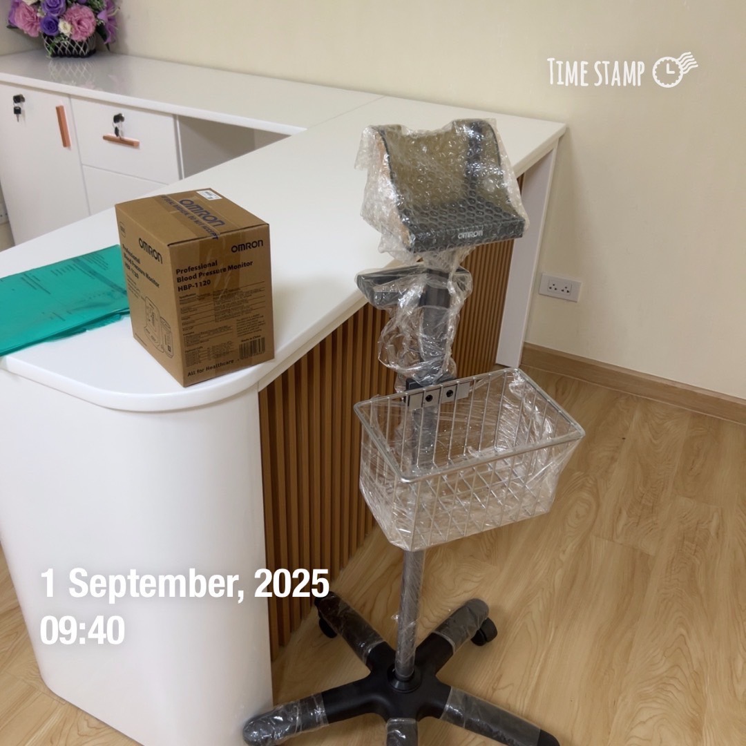 เครื่องวัดความดันโลหิตแบบดิจิตอลแบบตั้งโต๊ะ OMRON รุ่น HBP-1120 + พร้อมรถเข็นขาตั้งครบชุด และอุปกรณ์ประกอบการใช้งาน