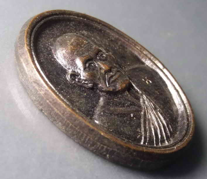 รหัสสินค้า เหรียญคณาจารย์ 380 เหรียญหลวงพ่อเงิน วัดบางคลาน รุ่นอนุสรณ์ 99 ปี วัดหาดแตงโม อำเภอตะพานหิน จังหวัดพิจิตร สร้างปี 2537 ตอกโค๊ต