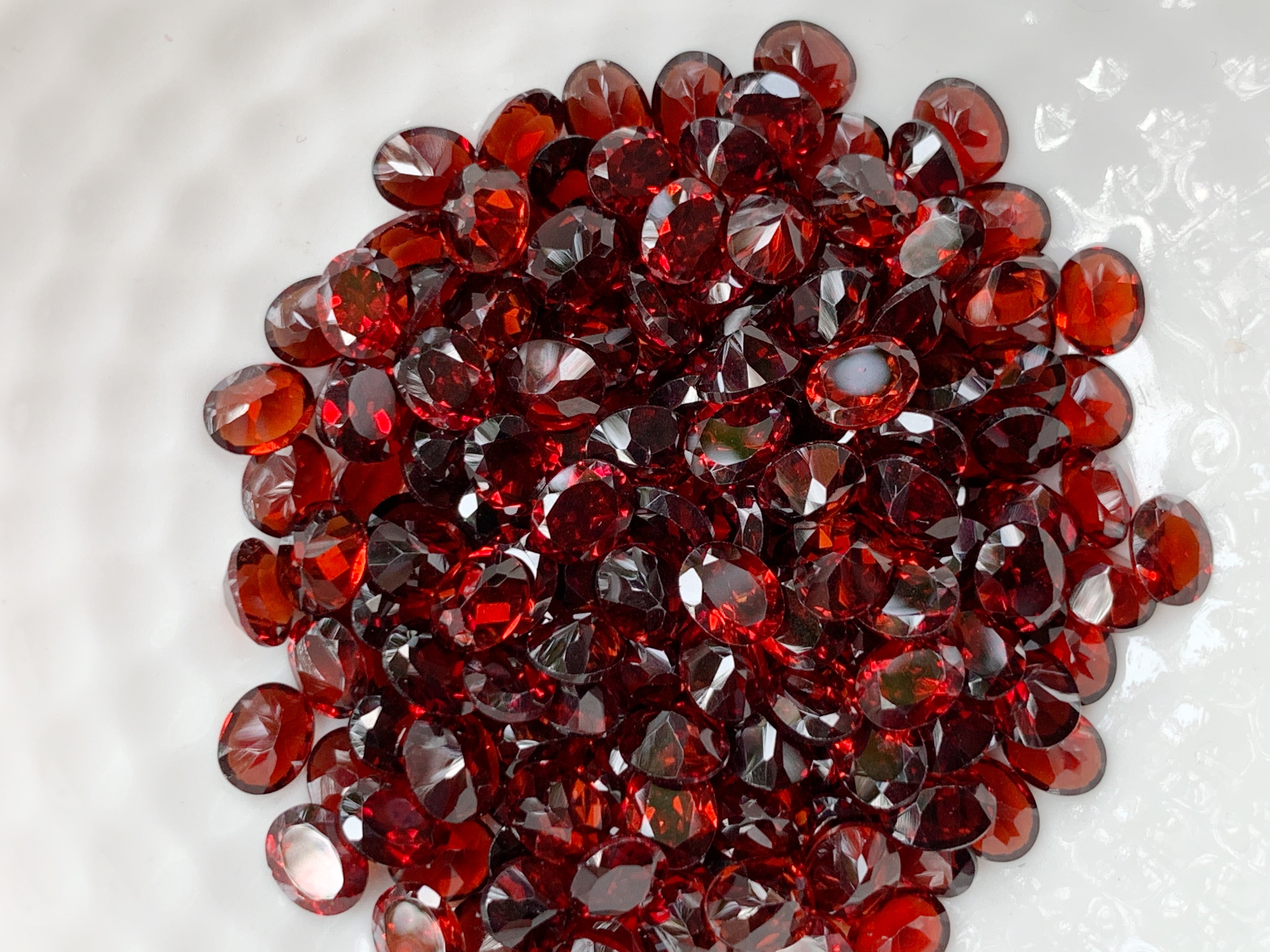 โกเมนไข่ 5X4 มม. 5 กะรัต