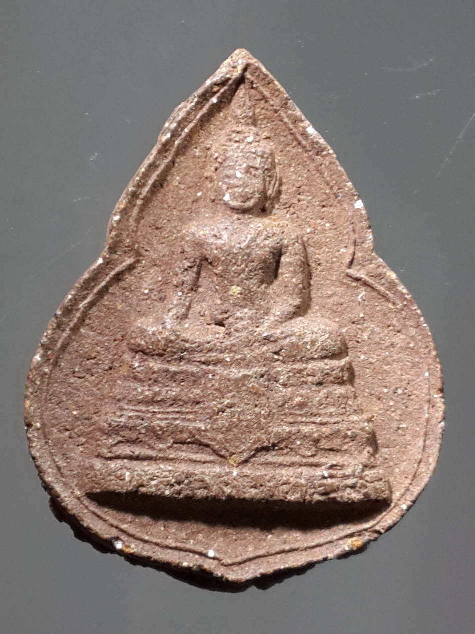 รหัสสินค้า พิจิตร 040 พระกลีบบัวเนื้อผงผสมว่าน พิมพ์พระพุทธ หลวงพ่อลือ วัดวังกลม จังหวัดพิจิตร พระรายการนี้ให้เช่าบูชาแล้ว