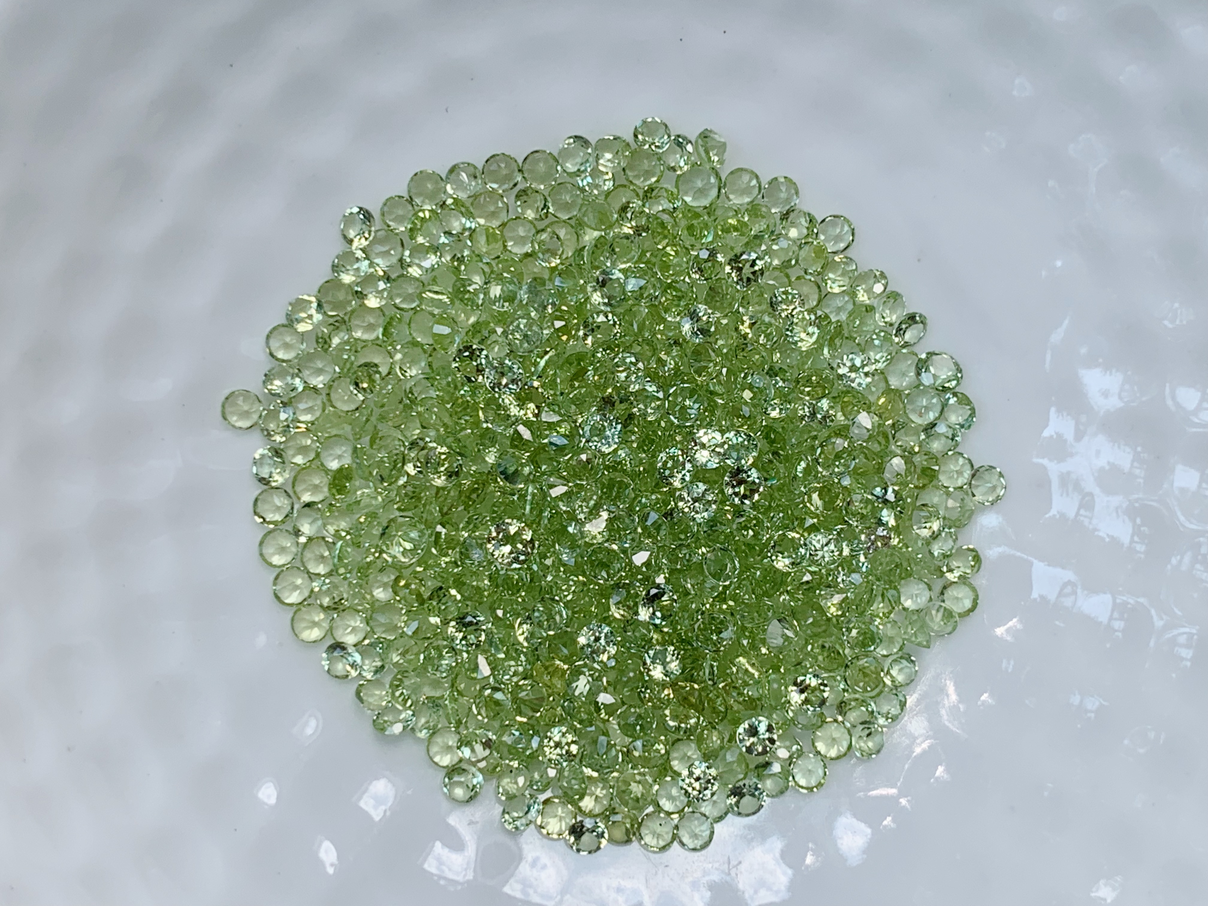 Peridot เพอริดอทกลม 2.0 มม. 5 กะรัต