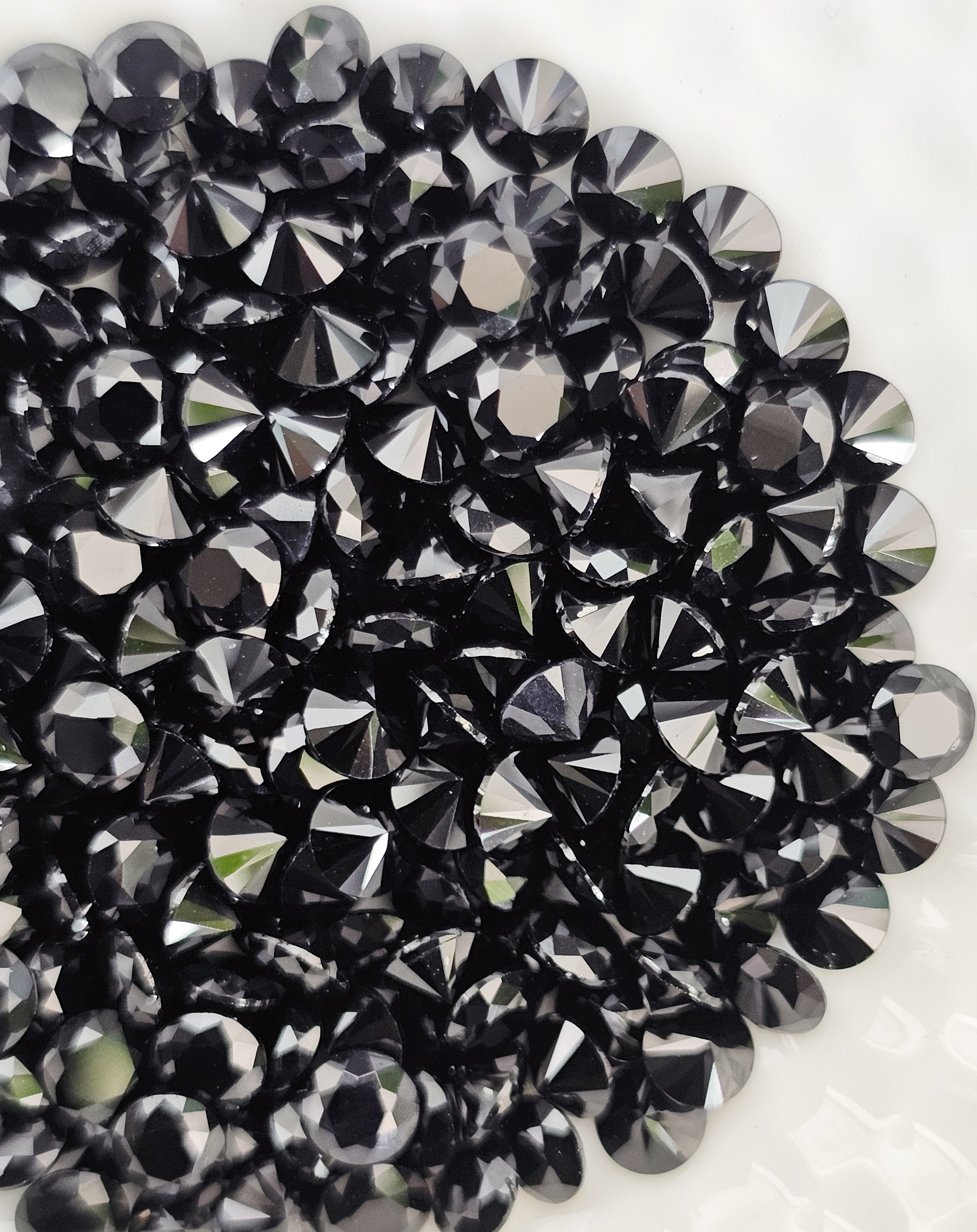 นิลกลมเจียรเหลี่ยม 4.0 มม. 5 กะรัต