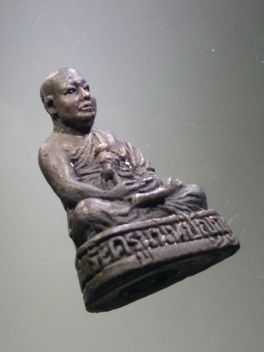 รหัสสินค้า พระมีกล่อง 3889 รูปหล่อโบราณ บรรจุกริ่ง ก้นวงเดือน หลวงพ่อสุเทพ พระครูนนทปัญญาวิมล วัดชลอ อำเภอบางกรวย จังหวัดนนทบุรี สร้างปี 2535