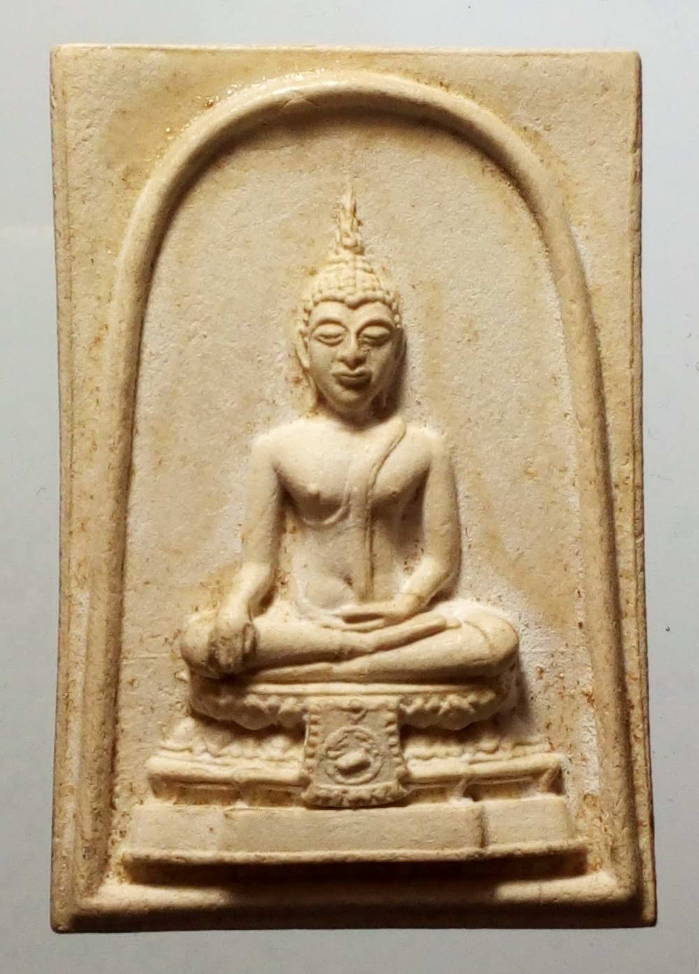 รหัสสินค้า พระเนื้อดิน เนื้อผง เนื้อว่าน 831 พระพุทธเนื้อผง วัดพระแท่นดงรังวรวิหาร จังหวัดกาญจนบุรี หลังภาษาบาลี อัปปะมาเทนะ สัมปาเทถะ แปลว่า จงยังความไม่ประมาทให้ถึงพร้อม