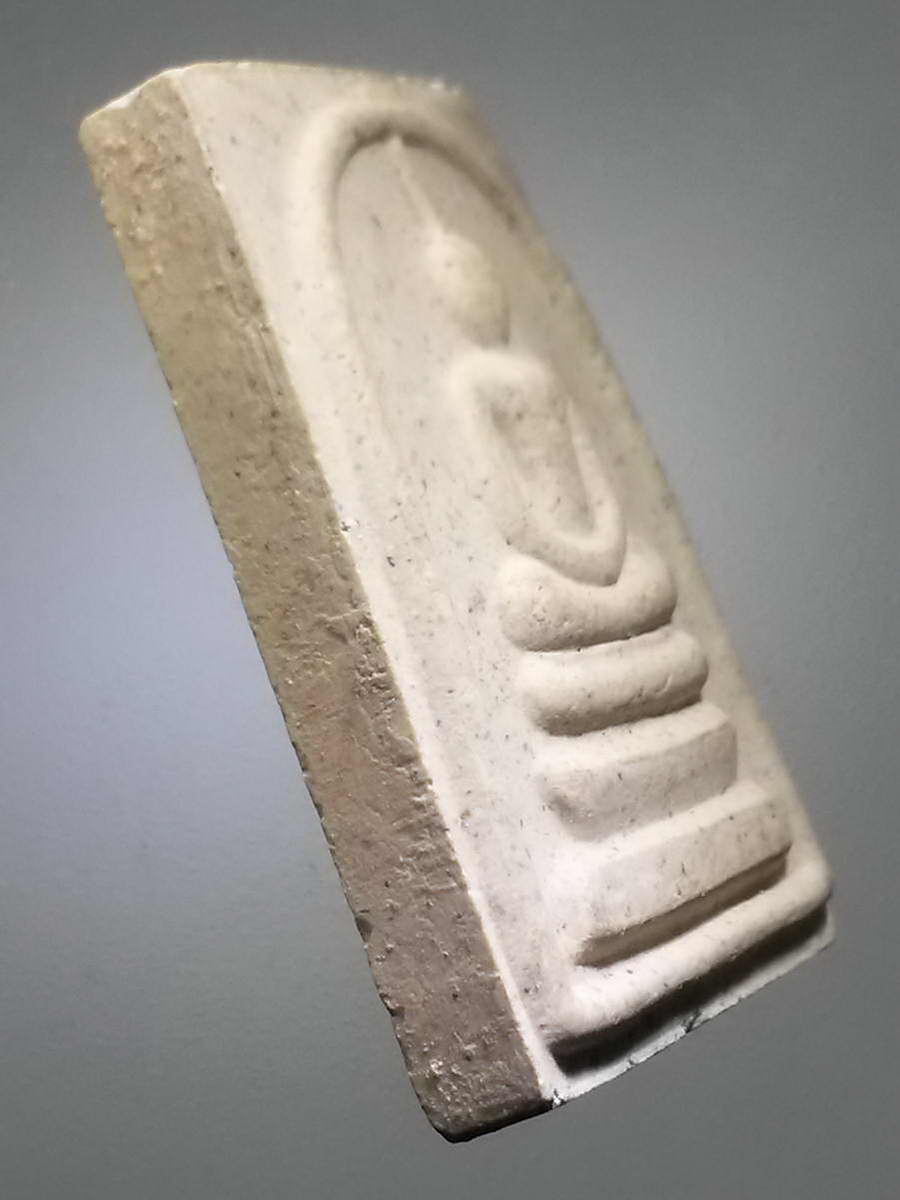 รหัสสินค้า พระสมเด็จวัดต่างๆ 994 พระสมเด็จเนื้อผงหลังตัวอักษร ย. หางยาว หลวงปู่เย็น วัดสระเปรียญ จังหวัดชัยนาท