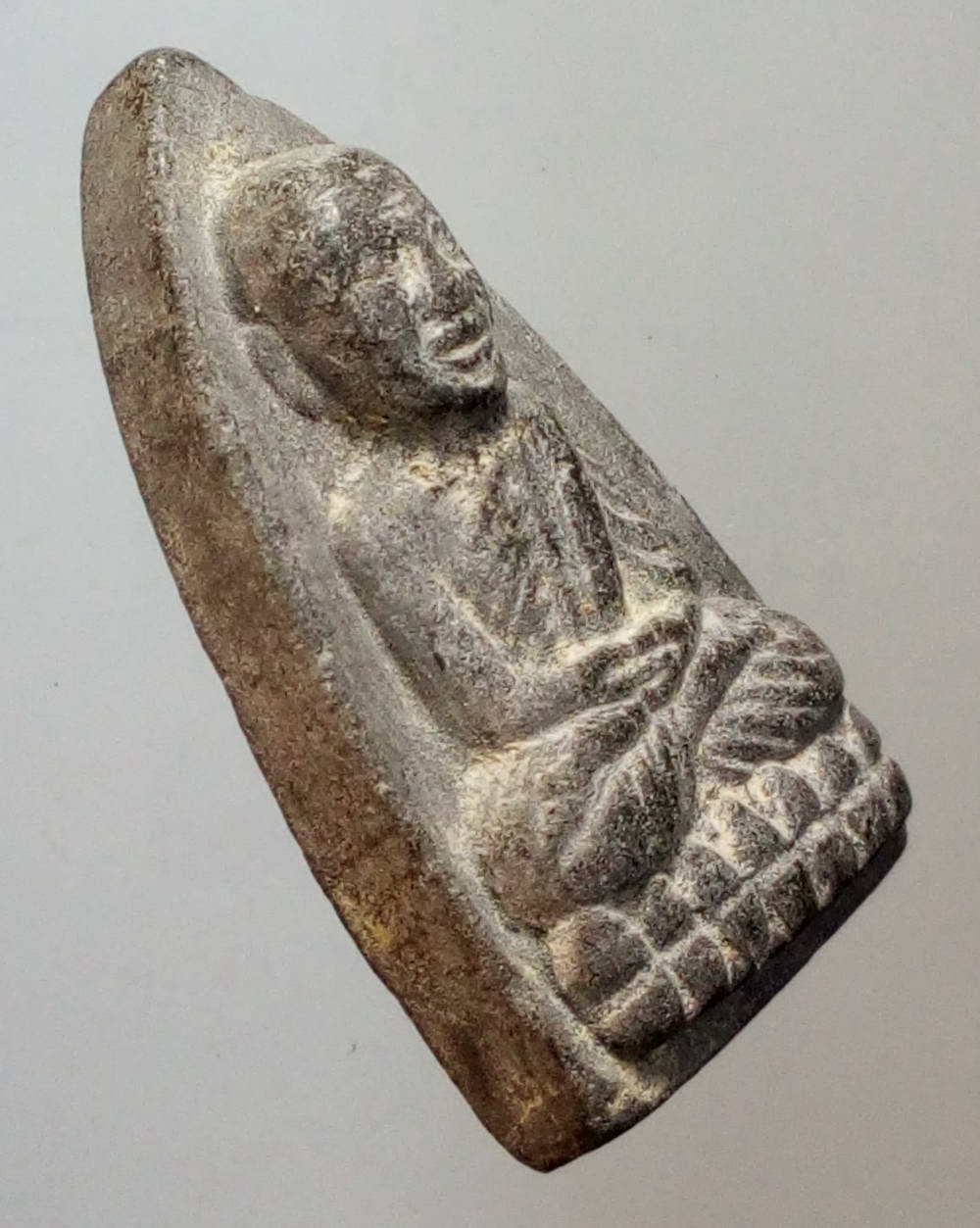 รหัสสินค้า หลวงปู่ทวด วัดต่างๆ 188 หลวงปู่ทวด วัดช้างให้ จังหวัดปัตตานี เนื้อผงใบลาน พิมพ์เตารีด ตัวหนังสือนูน