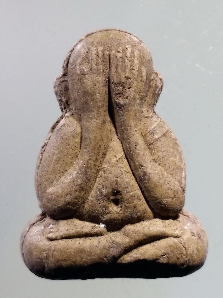 รหัสสินค้า พระไม่ทราบที่ 580 พระปิดตาเนื้อผง พิมพ์สองหน้า ไม่ทราบที่