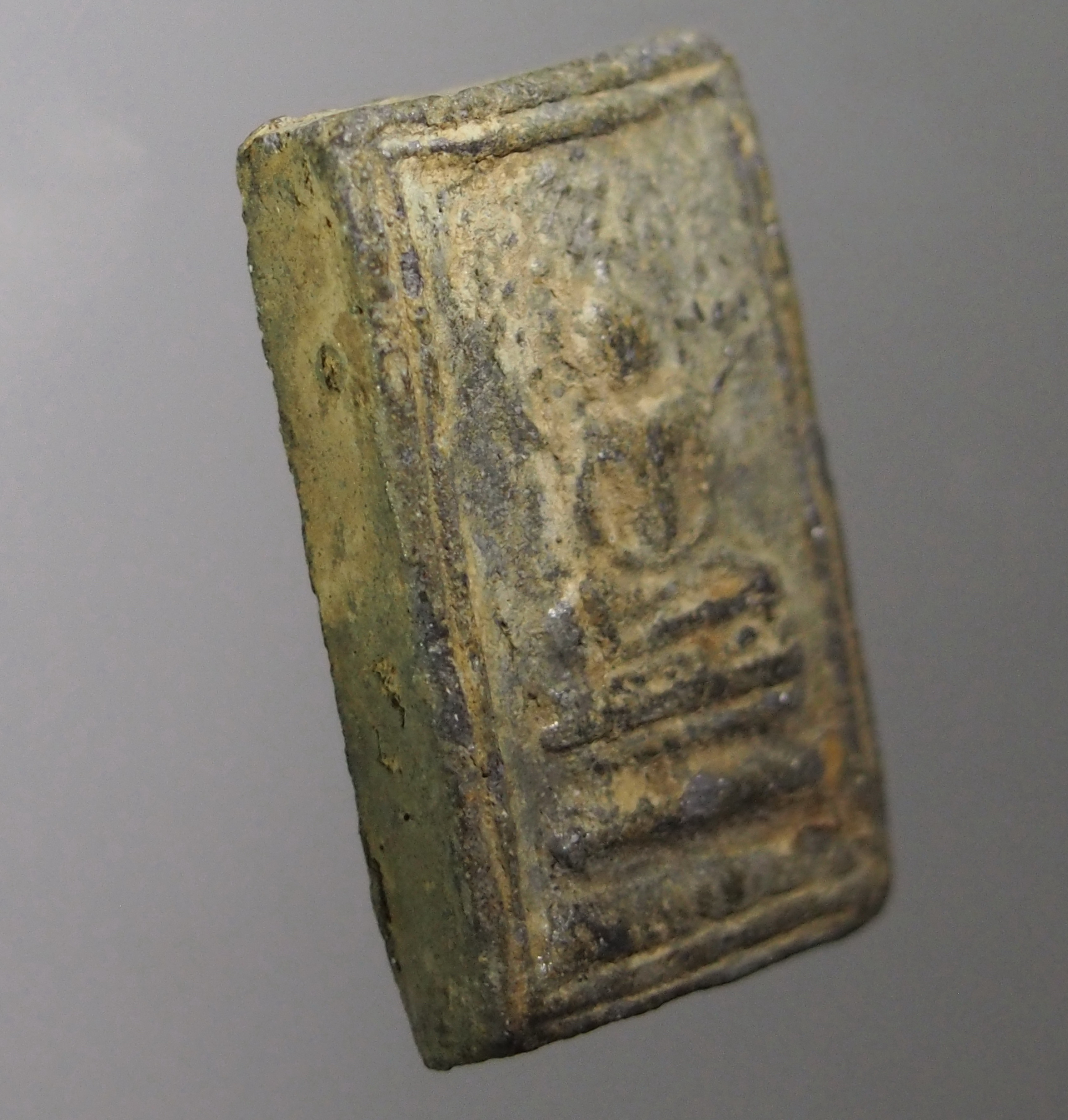 Antig on TT 005 พระสมเด็จพิมพ์ปรกโพธิ์ เนื้อผงใบลาน บรรจุกรุ ไม่ทราบที่ พระมีขนาดเล็กกว่าสมเด็จทั่วไป คล้ายๆพิมพ์พระคะแนนครับ พระรายการนี้ให้เช่าบูชาแล้ว