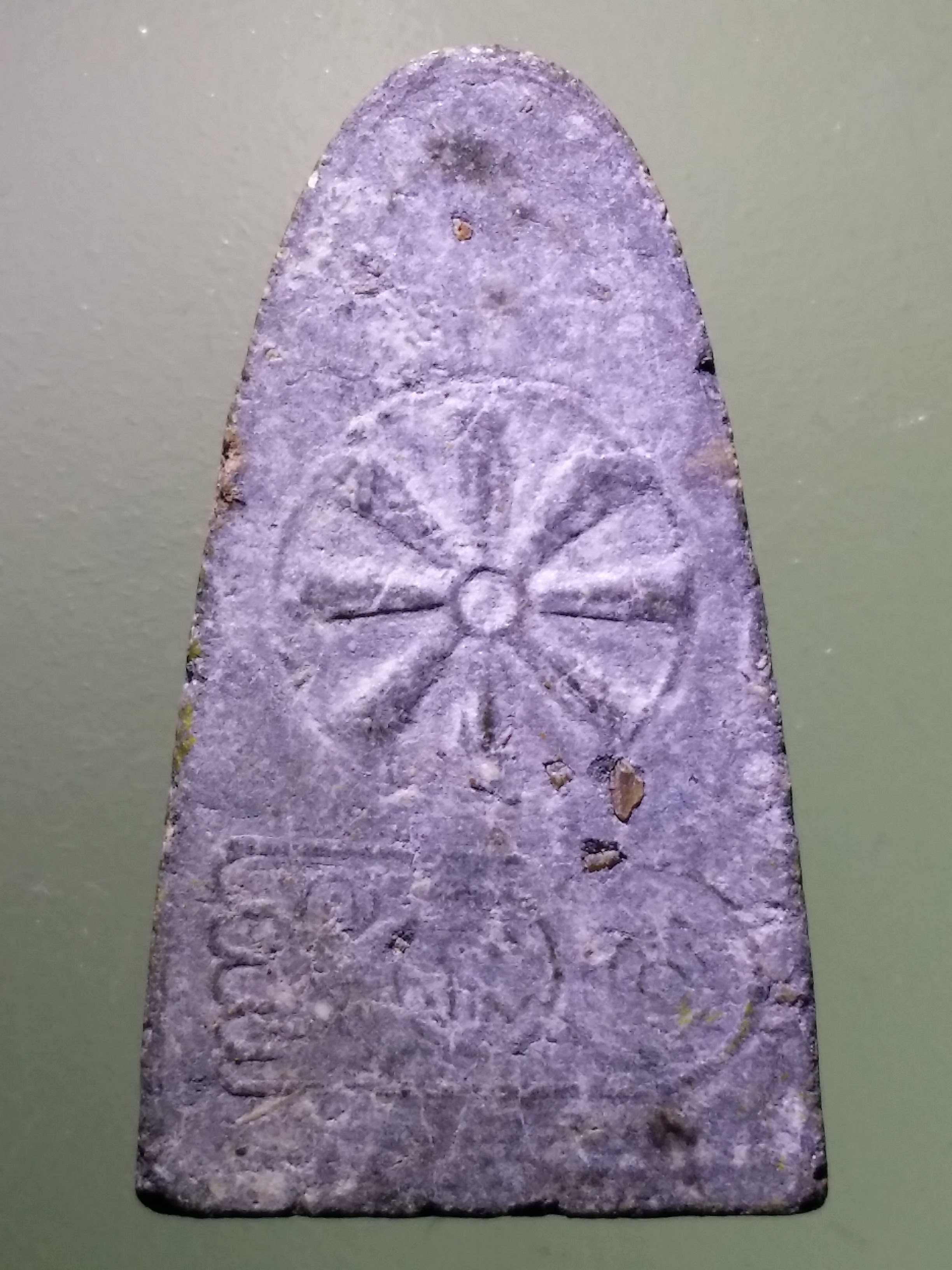 รหัสสินค้า หลวงปู่ทวด วัดต่างๆ 580 หลวงปู่ทวด เนื้อผงปิดทองคำเปลว หลังธรรมจักร และรอยพระพุทธบาท ฝังแร่มวลสาร ไม่ทราบที่