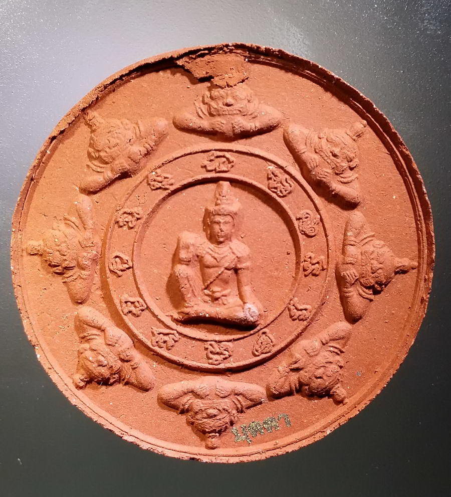 รหัสสินค้า พระมีกล่อง 423 เนื้อผงว่านแดงโรยแร่มวลสาร จตุคามรามเทพ - ท้าวกุเวร วัดบุดดา จังหวัดสิงห์บุรี เนื้อผสมผงเก่าหลวงปู่บุดดา วัดกลางชูศรีเจริญสุข หายากสร้างน้อยไม่ค่อยพบเจอ