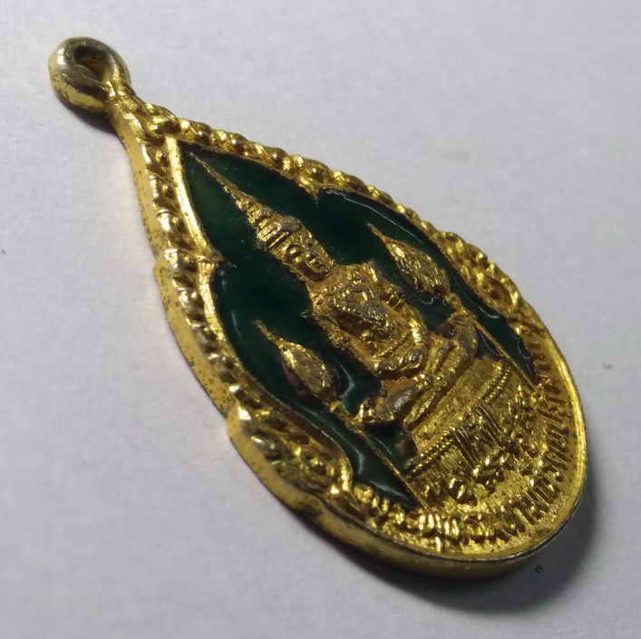 รหัสสินค้า เหรียญพระพุทธ 042 เหรียญกะไหล่ทองลงยา พระแก้วมรกต พระพุทธมหามณีรัตนปฏิมากร วัดอ้อมใหญ่ จังหวัดนครปฐม รุ่นสมโภชกรุงรัตนโกสินทร์ สร้างปี 2525