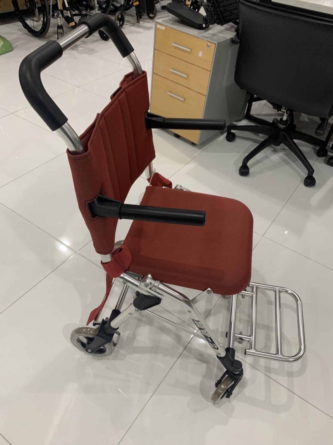 รถเข็นน้ำหนักเบา แบรนด์ญี่ปุ่น Matsunaga Wheelchair (車いす) รุ่น MV2 น้ำหนักเบาพิเศษเพียง 6.2 kg. + แถมฟรีกระเป๋าใส่รถเข็น 1 ใบ