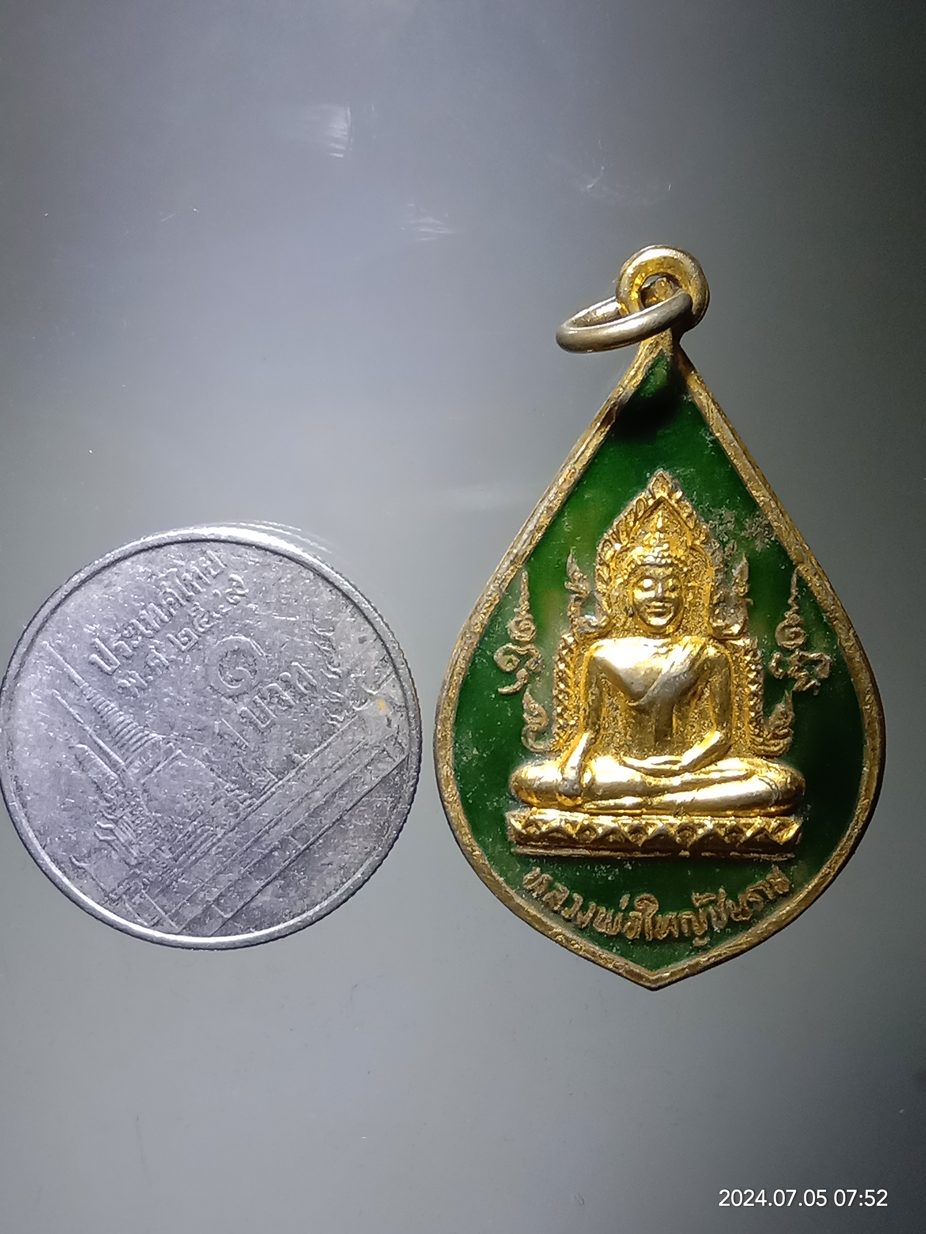 รหัสสินค้า เหรียญพระพุทธ 129 เหรียญกะไหล่ทองลงยาสีเขียว หลวงพ่อใหญ่ชินราช หลังเทพธิดาบัวคลี่ วัดบ้านถ้ำ จังหวัดกาญจนบุรี