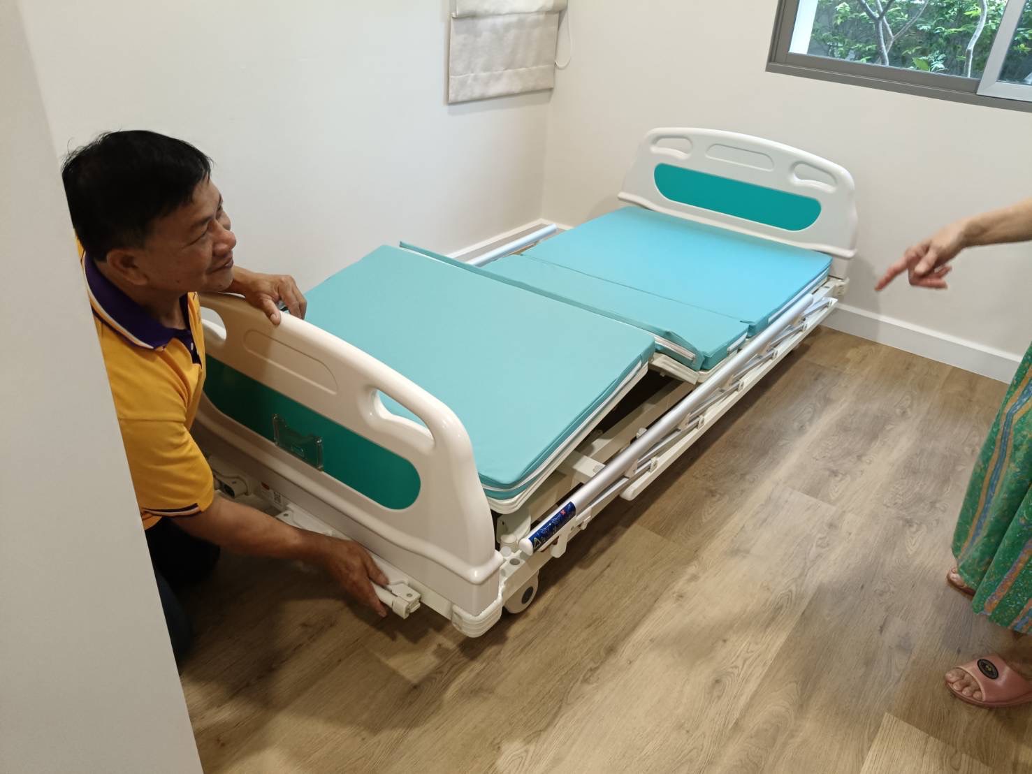 เตียงผู้ป่วยมือหมุน 3 ไกร์ A328P หัว-ท้าย ABS ราวสไลด์ (Manual Hospital Bed) ปรับเตียงต่ำพิเศษ 37 ซม. เท้าสัมผัสพื้นได้อย่างปลอดภัย + แถมพิเศษ ฟูกที่นอน 4 ตอน + เสาน้ำเกลือเสียบหัวเตียง (รุ่นขายดี)