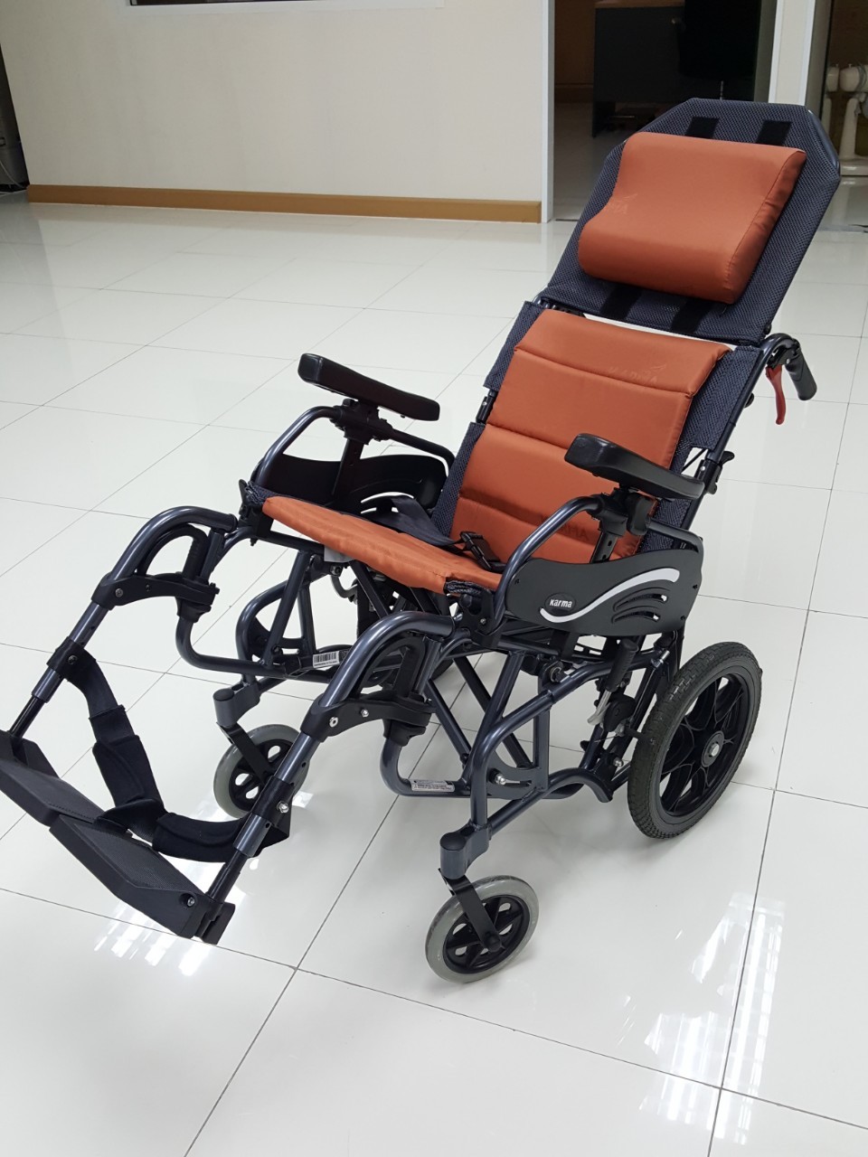รถเข็นปรับเอน อลูมินัมอัลลอยด์ KARMA รุ่น VIP 515 (WheelChair KARMA VIP 515) ช่วยกระจายแรงกดทับขณะนั่ง แถมสายคาดรัดลำตัวกันตกจากวีลแชร์ ของแท้ รับประกันศูนย์ไทย 5 ปี