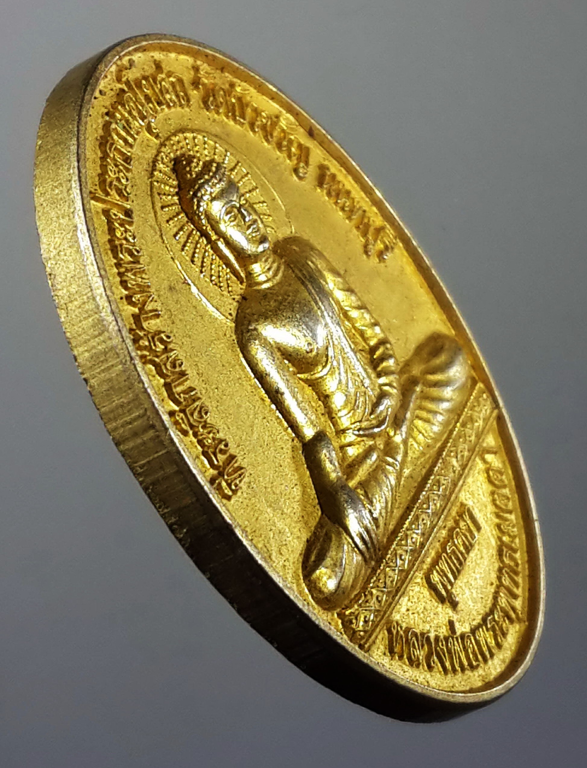 รหัสสินค้า เหรียญพระพุทธ 490 เหรียญกะไหล่ทองพ่นทราย หลวงพ่อพระพุทธเมตตา หลังหลวงพ่อพระพุทธองค์ดำ นาลันทา ที่ระลึกสร้างพระประธานอุโบสถ วัดบัวขวัญ จังหวัดนนทบุรี สร้างปี 2548 พระรายการนี้ให้เช่าบูชาแล้ว